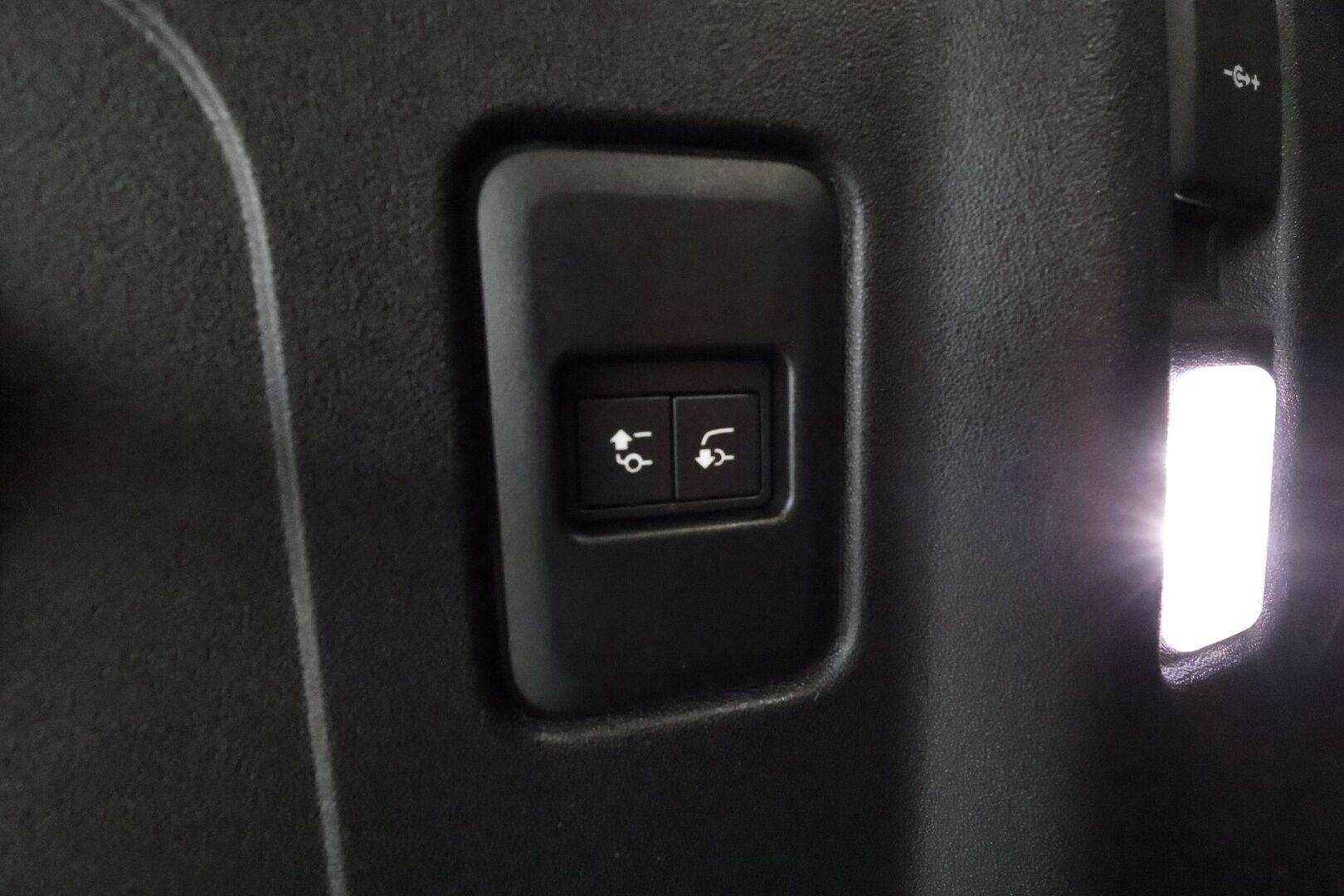 Land Rover Defender 2022 110 P400e Plug-in Hybrid **Vakkari / Webasto / 360.kamera / Ilma-alusta / Koukku / Navi** - 2,99 % KORKOTARJOUS TÄHÄN AUTOON - Suomi-auto / Kahdet renkaat aluvanteilla / Merkkihuollettu