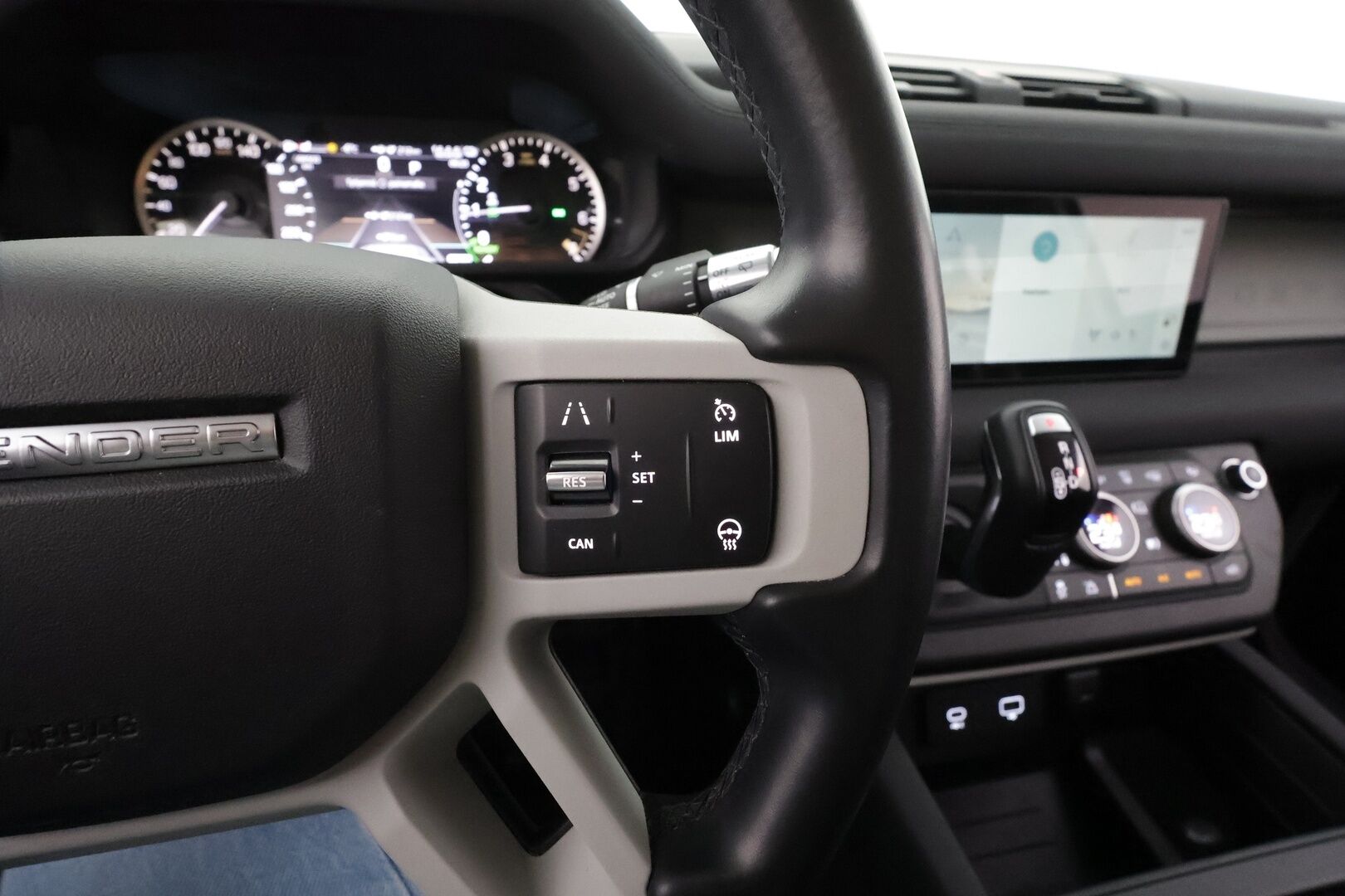 Land Rover Defender 2022 110 P400e Plug-in Hybrid * Vakkari / Webasto / 360 kamera / Ilma-alusta / Koukku / Navi * - Suomi-auto / Akku kuntotarkastettu SoH 94,2% / Kahdet renkaat aluvanteilla 