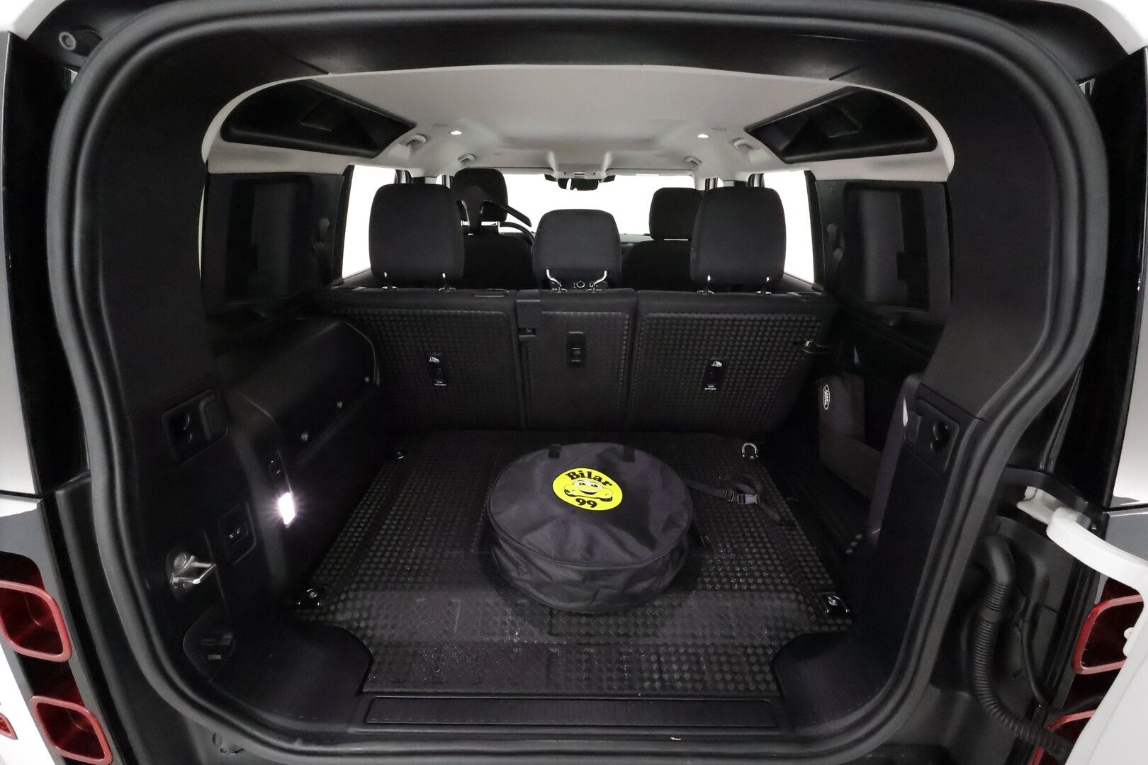 Land Rover Defender 2022 110 P400e Plug-in Hybrid **Vakkari / Webasto / 360.kamera / Ilma-alusta / Koukku / Navi** - 2,99 % KORKOTARJOUS TÄHÄN AUTOON - Suomi-auto / Kahdet renkaat aluvanteilla / Merkkihuollettu