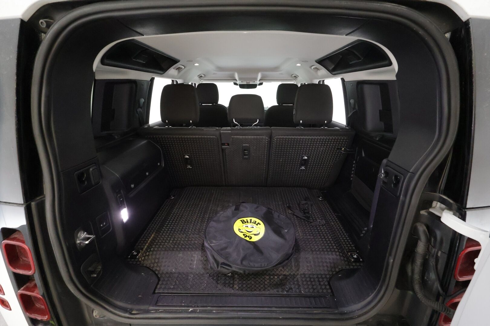 Land Rover Defender 2022 110 P400e Plug-in Hybrid * Vakkari / Webasto / 360 kamera / Ilma-alusta / Koukku / Navi * - Suomi-auto / Akku kuntotarkastettu SoH 94,2% / Kahdet renkaat aluvanteilla 