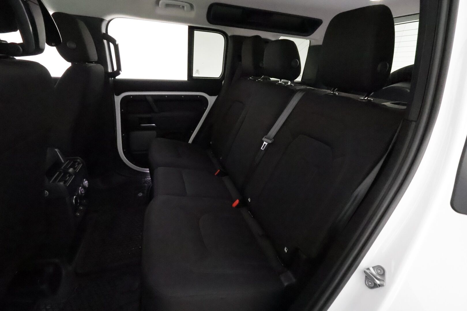 Land Rover Defender 2022 110 P400e Plug-in Hybrid **Vakkari / Webasto / 360.kamera / Ilma-alusta / Koukku / Navi** - 2,99 % KORKOTARJOUS TÄHÄN AUTOON - Suomi-auto / Kahdet renkaat aluvanteilla / Merkkihuollettu