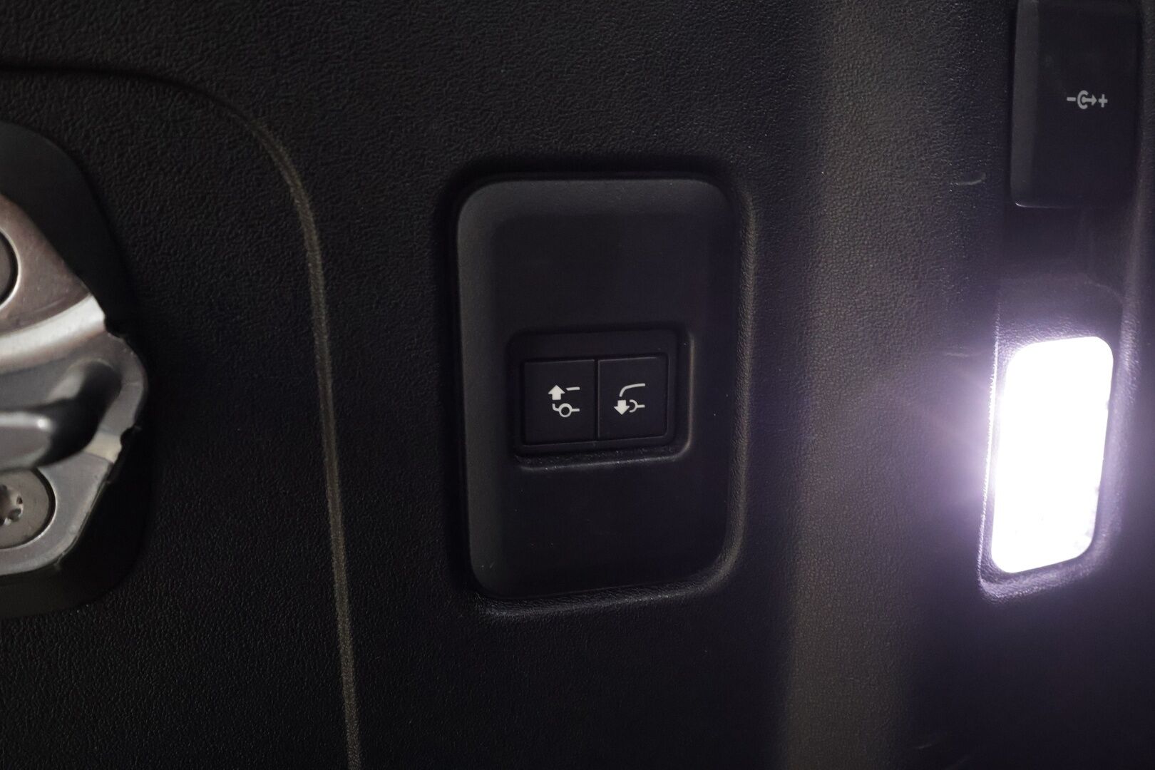 Land Rover Defender 2022 110 P400e Plug-in Hybrid * Vakkari / Webasto / 360 kamera / Ilma-alusta / Koukku / Navi * - Suomi-auto / Akku kuntotarkastettu SoH 94,2% / Kahdet renkaat aluvanteilla 