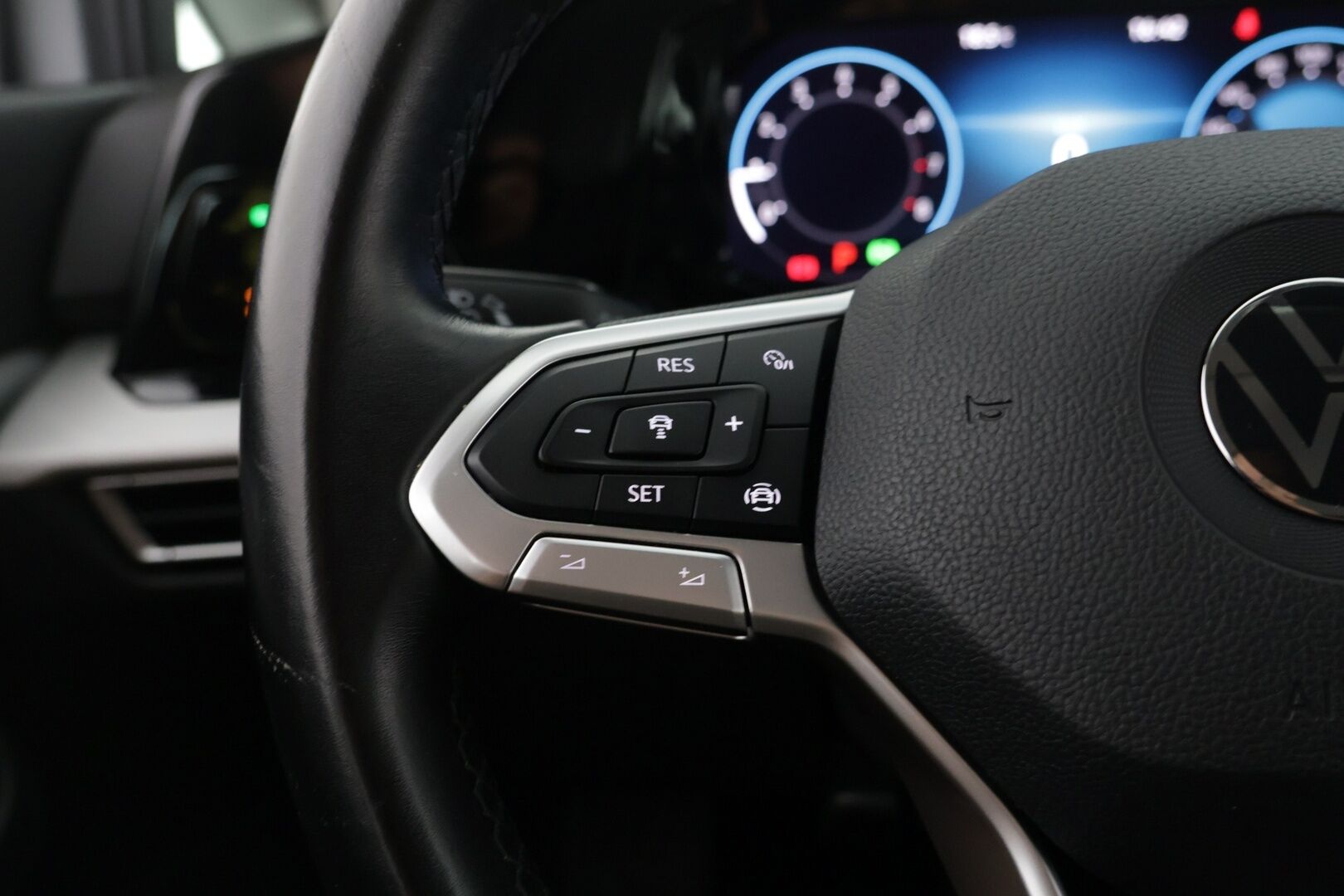 Volkswagen Golf 2021 Comfort Business 1,0 eTSI 81 kW (MHEV) DSG-automaatti - *Suomi-auto / Webasto / Carplay / ACC / Navi / Lane assist / Tutkat*