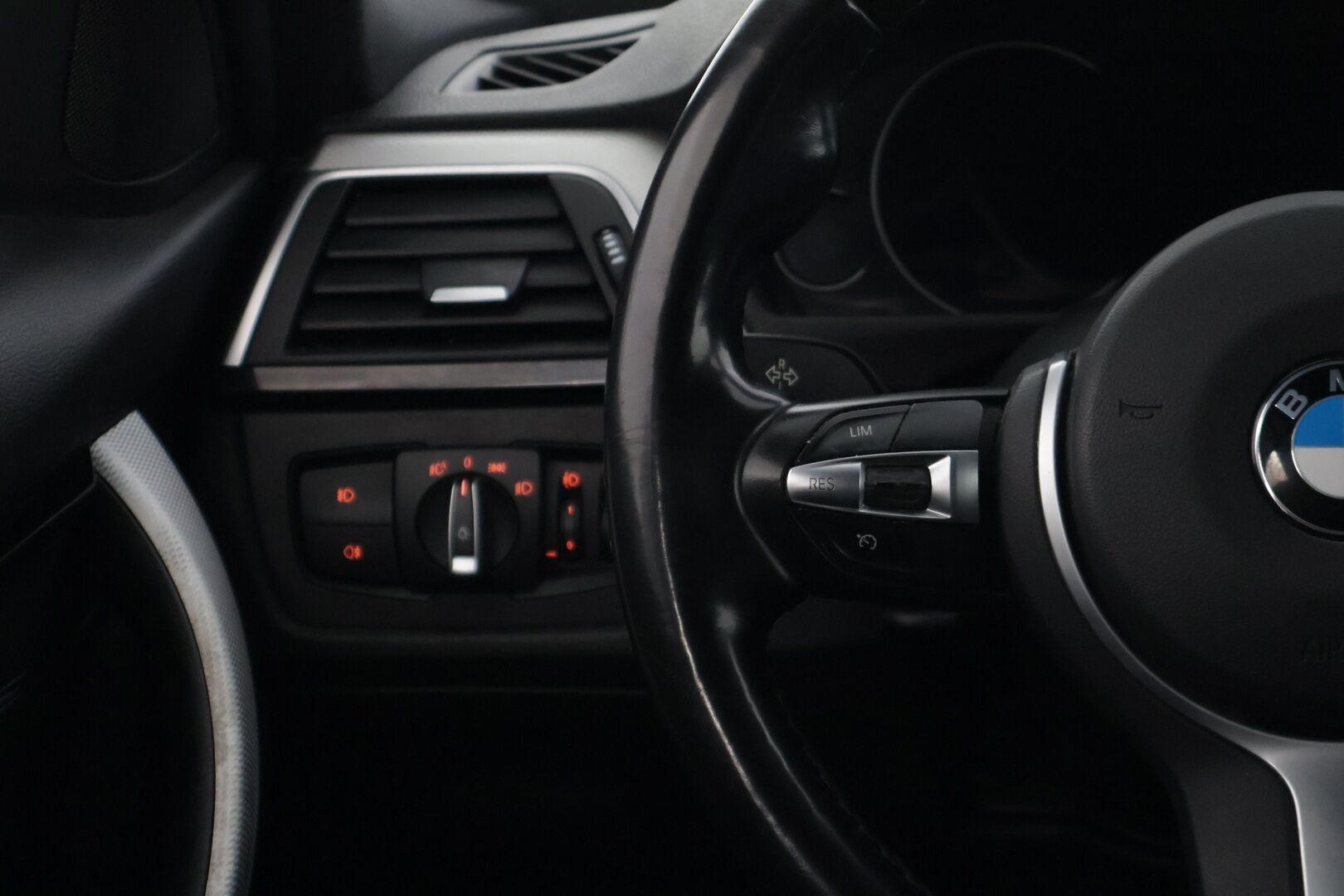 BMW 320 2018 F31 Touring 320d A xDrive Edition M Sport * Digimittaristo / Hifit / Proffa. Navi / Nahat / Vakkari / LED * - Hyvin varusteltu Digimittarilla oleva siisti Msport Bemari!