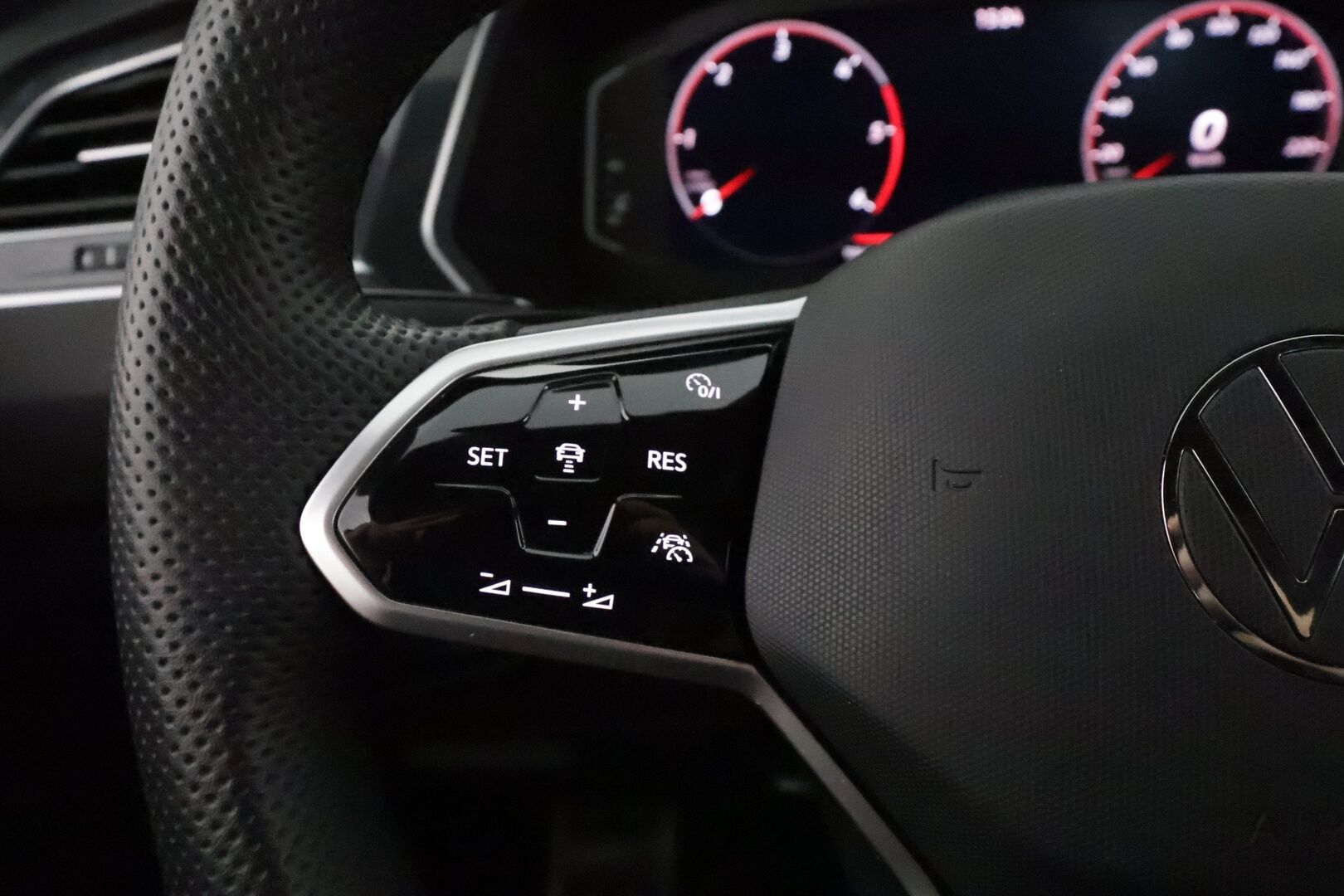 Volkswagen Tiguan 2021 R-Line 2,0 TDI SCR 110 kW 4MOTION DSG **Webasto / Koukku / Adapt.Vakkari / Matrix-LED / P.Tutkat / Navi / Kaistavahti** - Suomi-auto / Kahdet Renkaat / Merkkihuoillettu!
