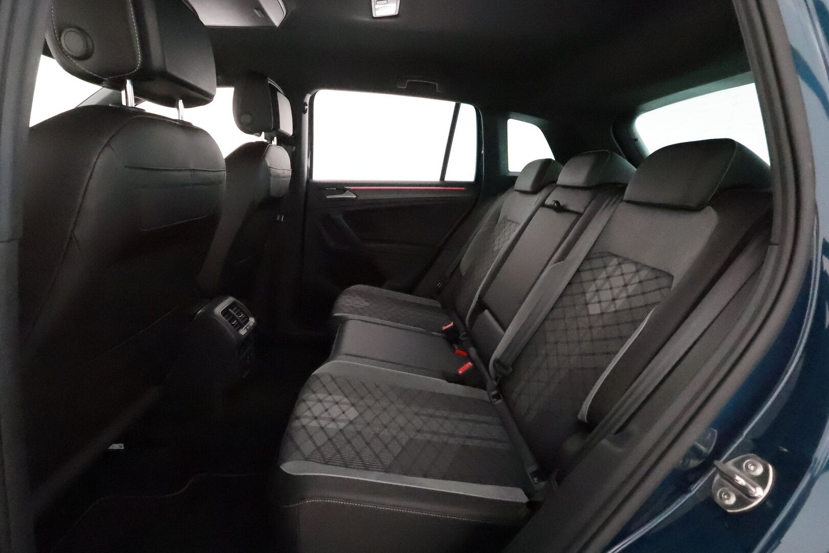 Volkswagen Tiguan 2021 R-Line 2,0 TDI SCR 110 kW 4MOTION DSG **Webasto / Koukku / Adapt.Vakkari / Matrix-LED / P.Tutkat / Navi / Kaistavahti** - Suomi-auto / Kahdet Renkaat / Merkkihuoillettu!