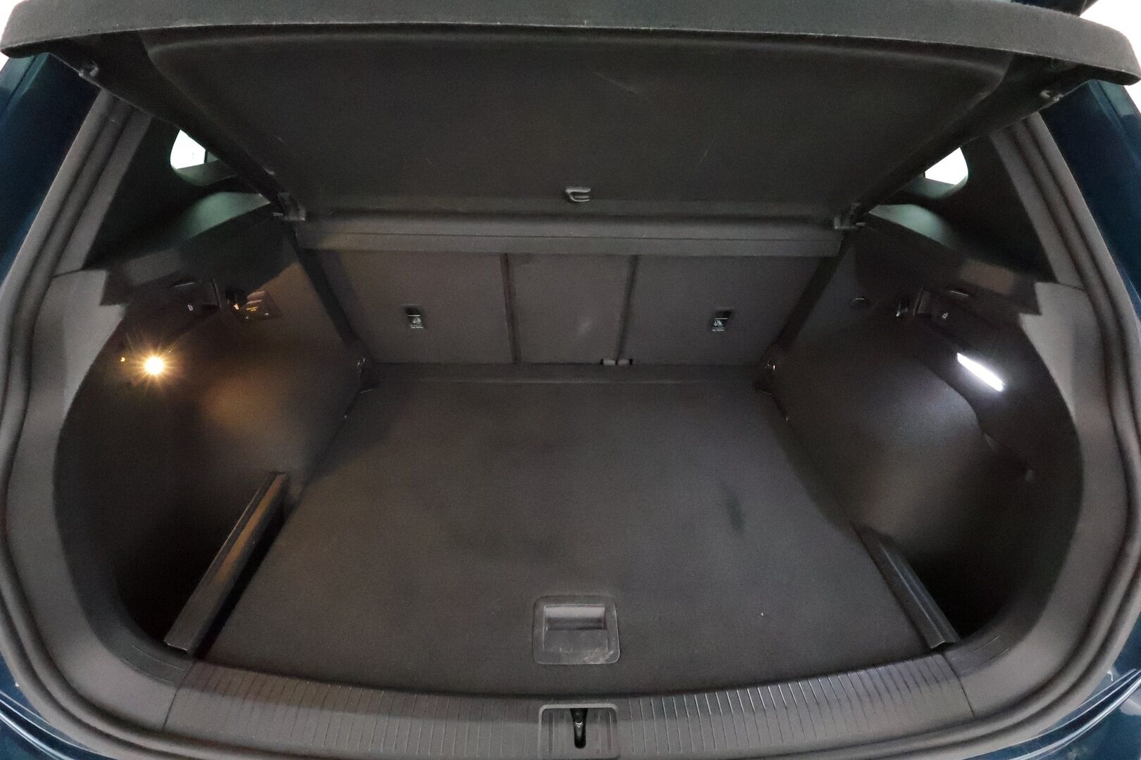 Volkswagen Tiguan 2021 R-Line 2,0 TDI SCR 110 kW 4MOTION DSG **Webasto / Koukku / Adapt.Vakkari / Matrix-LED / P.Tutkat / Navi / Kaistavahti** - Suomi-auto / Kahdet Renkaat / Merkkihuoillettu!