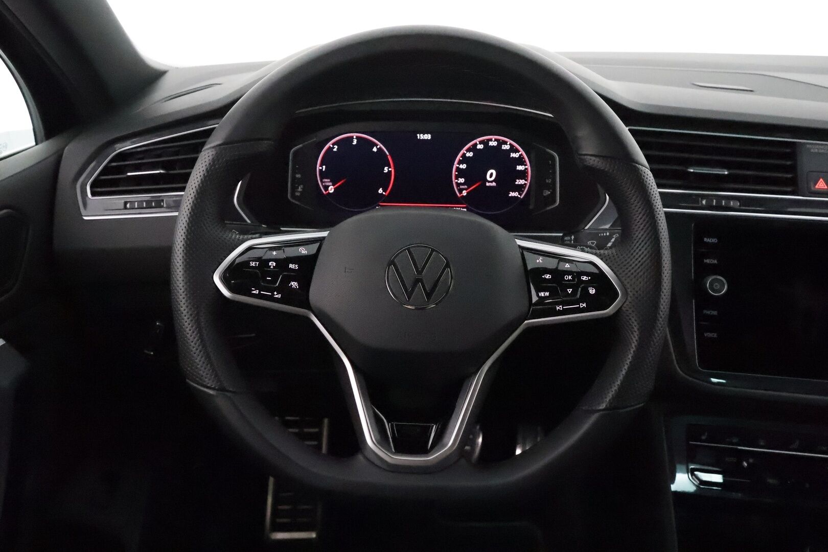 Volkswagen Tiguan 2021 R-Line 2,0 TDI SCR 110 kW 4MOTION DSG **Webasto / Koukku / Adapt.Vakkari / Matrix-LED / P.Tutkat / Navi / Kaistavahti** - Suomi-auto / Kahdet Renkaat / Merkkihuoillettu!
