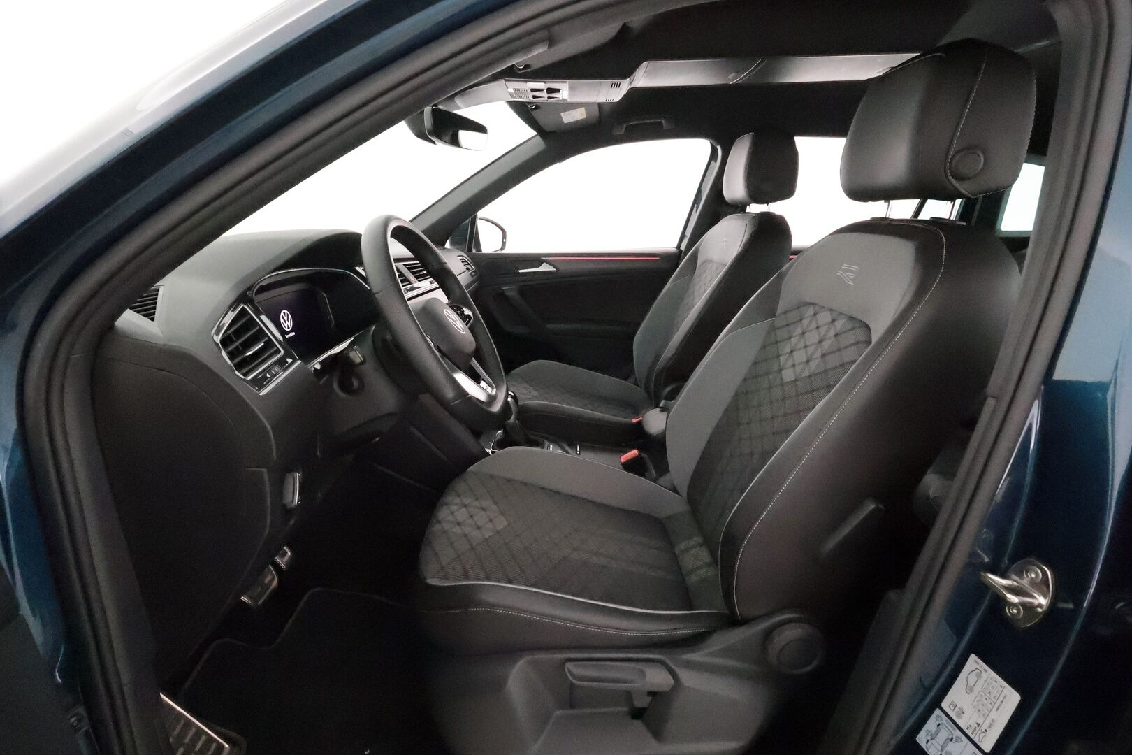 Volkswagen Tiguan 2021 R-Line 2,0 TDI SCR 110 kW 4MOTION DSG **Webasto / Koukku / Adapt.Vakkari / Matrix-LED / P.Tutkat / Navi / Kaistavahti** - Suomi-auto / Kahdet Renkaat / Merkkihuoillettu!