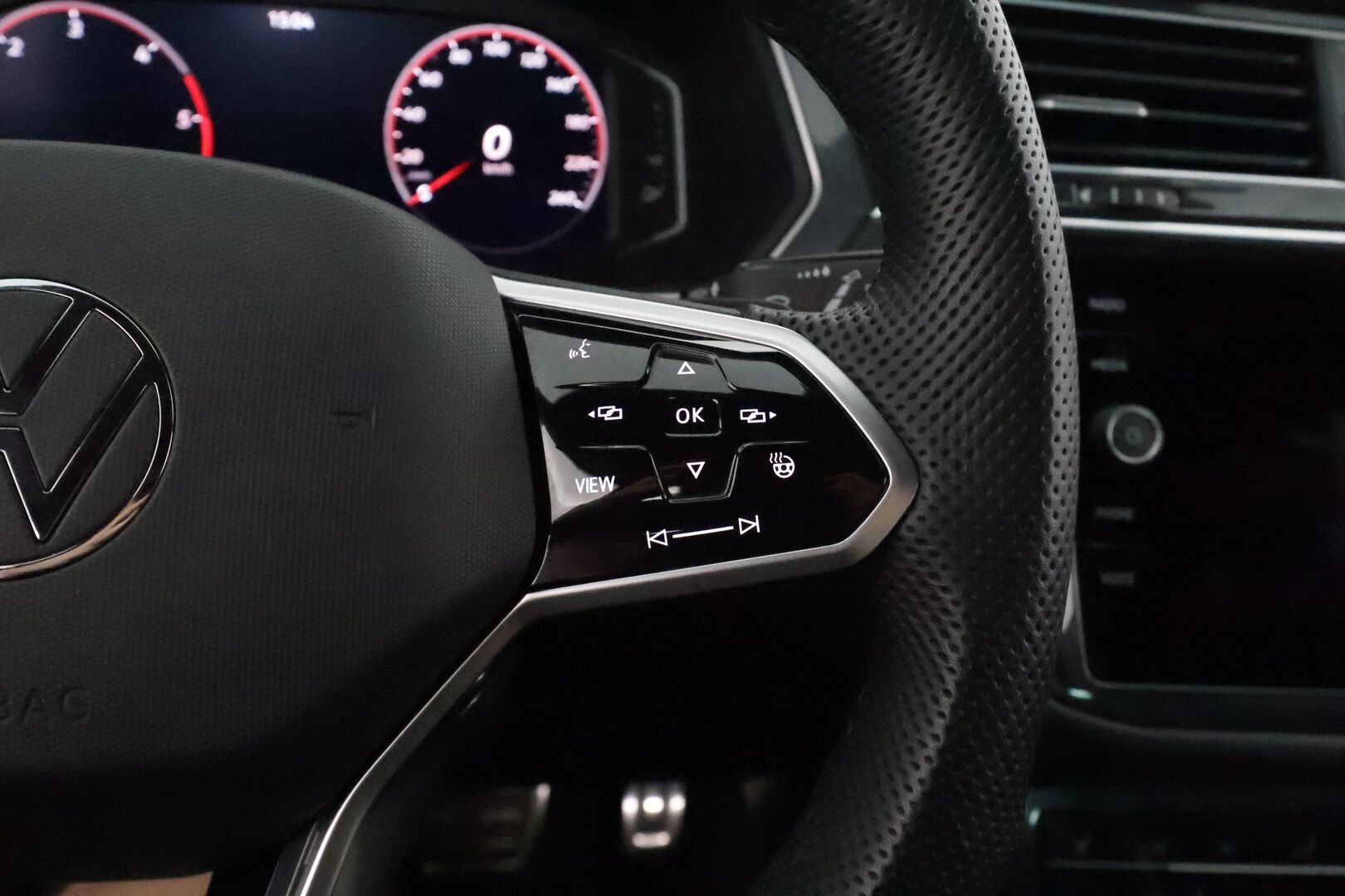 Volkswagen Tiguan 2021 R-Line 2,0 TDI SCR 110 kW 4MOTION DSG **Webasto / Koukku / Adapt.Vakkari / Matrix-LED / P.Tutkat / Navi / Kaistavahti** - Suomi-auto / Kahdet Renkaat / Merkkihuoillettu!