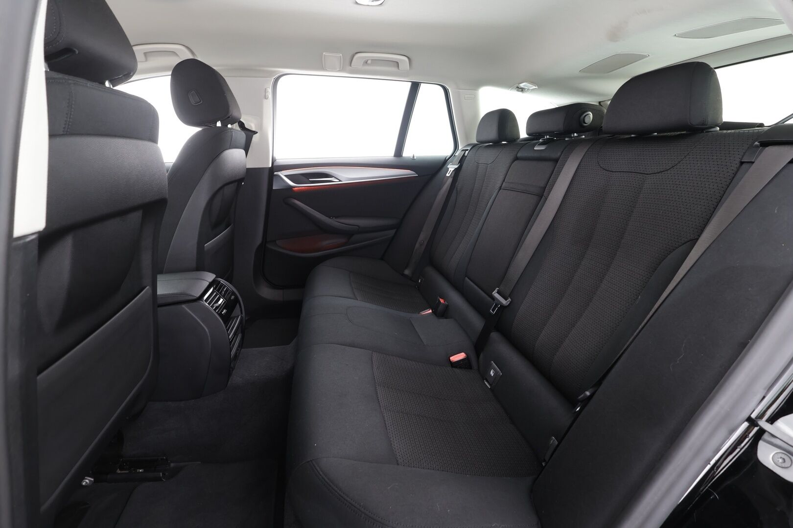 BMW 530 2021 G31 Touring 530e xDrive A Charged Edition * Vakkari / Kamera / LED / Navi / Sähköluukku * - Suomi-auto / Kahdet renkaat aluvanteilla / Merkkihuollettu