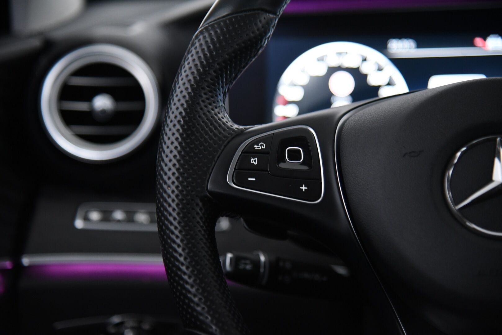 Mercedes-Benz E 2017 350 e A Premium Business / Distronic+ / Multibeam LED / 360° / Muistipenkit / Apple&Android - Burmester / Widescreen / HUD / Keyless / Ambient / Sähköluukku