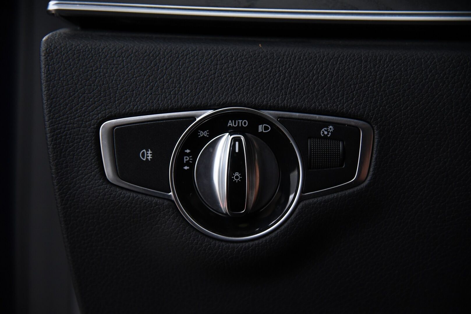 Mercedes-Benz E 2017 350 e A Premium Business / Distronic+ / Multibeam LED / 360° / Muistipenkit / Apple&Android - Burmester / Widescreen / HUD / Keyless / Ambient / Sähköluukku