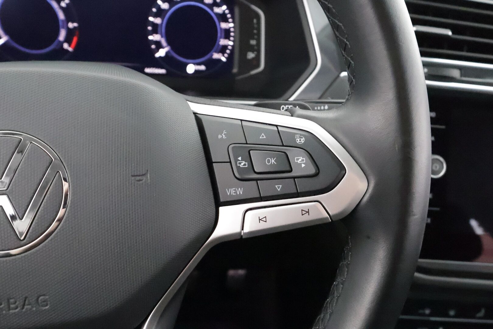 Volkswagen Tiguan 2021 Style eHybrid 180 kW DSG * ACC / Digimittari / Matrix-LED / Ergoactive istuimet / P.kamera / Sporttipenkit / Keyless * - 1.Om suomi-auto / Merkkihuollettu  / Kahdet Renkaat / Koti & Kauppalaturi