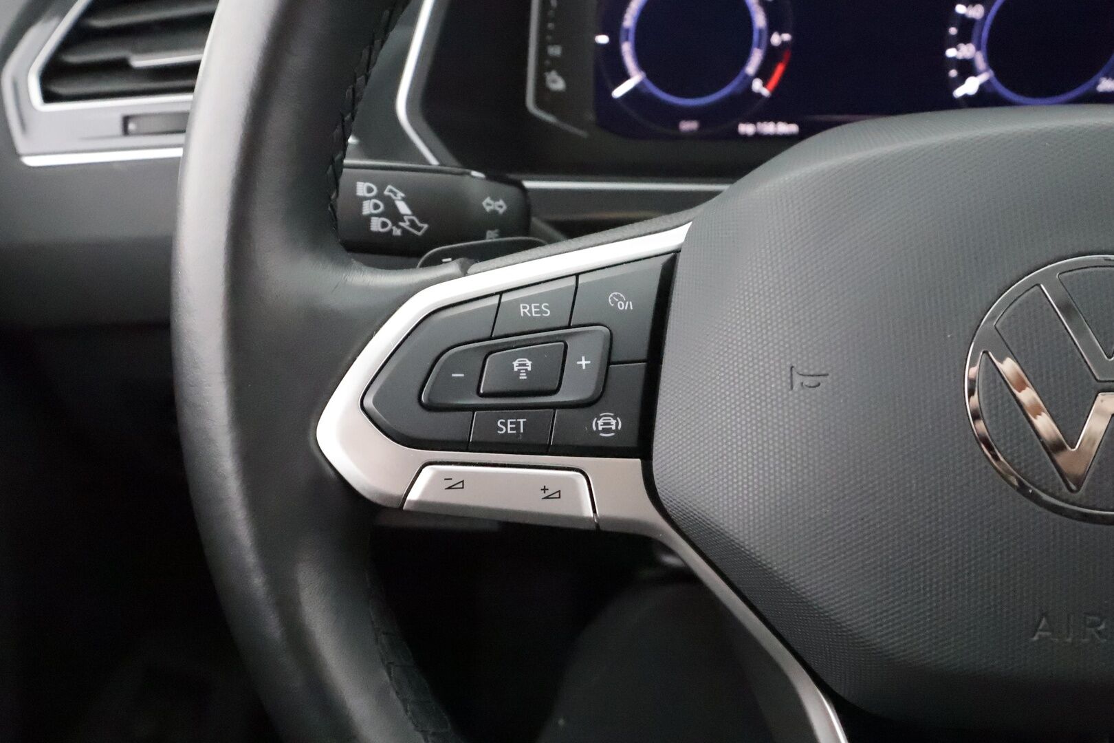 Volkswagen Tiguan 2021 Style eHybrid 180 kW DSG * ACC / Digimittari / Matrix-LED / Ergoactive istuimet / P.kamera / Sporttipenkit / Keyless * - 1.Om suomi-auto / Merkkihuollettu  / Kahdet Renkaat / Koti & Kauppalaturi