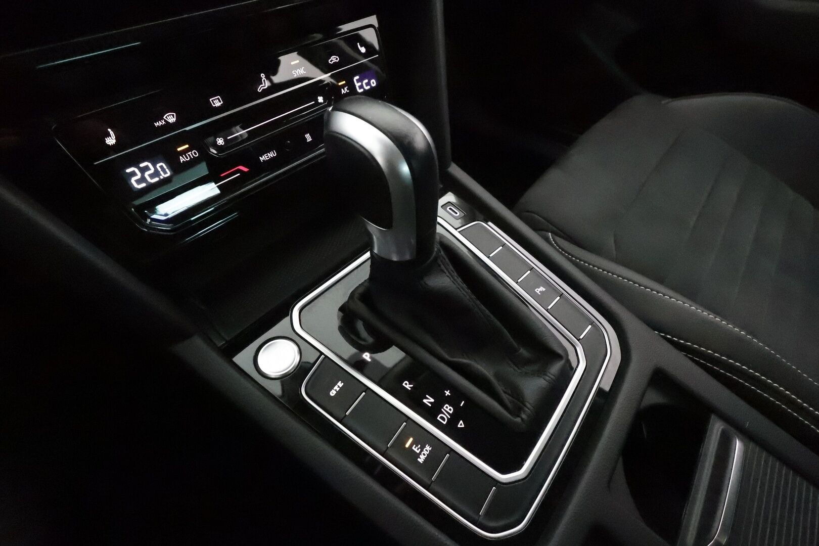 Volkswagen Passat 2021 Sedan GTE Premium Plug-In Hybrid 160 kW DSG **Webasto / Adapt.vakkari / Digimittaristo / P.kamera / Matrix** - 1.om Suomi-auto / Navi / Kahdet renkaat aluvanteilla