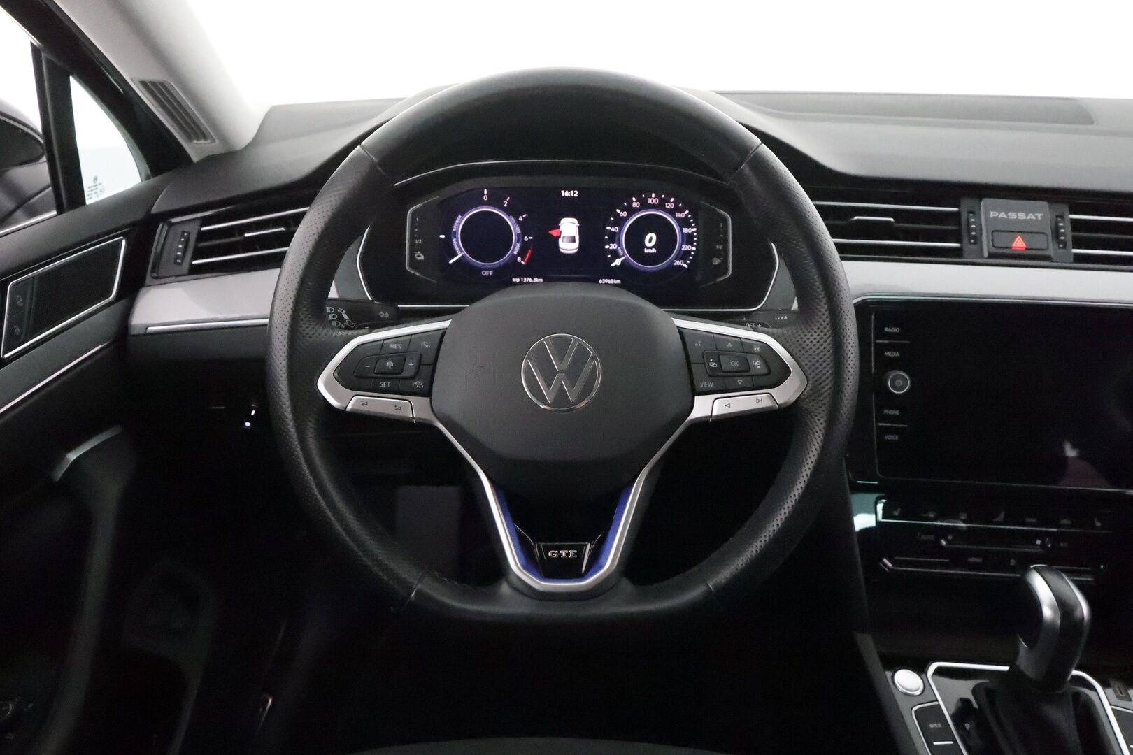 Volkswagen Passat 2021 Sedan GTE Premium Plug-In Hybrid 160 kW DSG **Webasto / Adapt.vakkari / Digimittaristo / P.kamera / Matrix** - 1.om Suomi-auto / Navi / Kahdet renkaat aluvanteilla