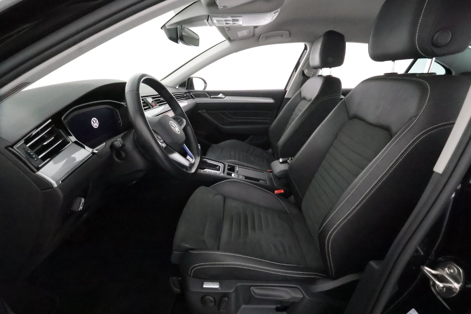 Volkswagen Passat 2021 Sedan GTE Premium Plug-In Hybrid 160 kW DSG **Webasto / Adapt.vakkari / Digimittaristo / P.kamera / Matrix** - 1.om Suomi-auto / Navi / Kahdet renkaat aluvanteilla