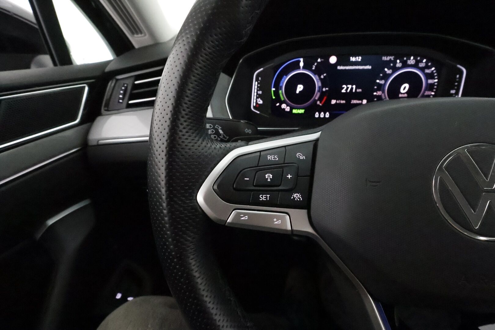 Volkswagen Passat 2021 Sedan GTE Premium Plug-In Hybrid 160 kW DSG **Webasto / Adapt.vakkari / Digimittaristo / P.kamera / Matrix** - 1.om Suomi-auto / Navi / Kahdet renkaat aluvanteilla