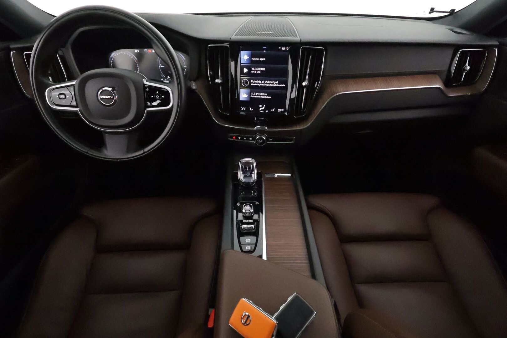 Volvo XC60 2021 T6 TwE AWD Business Inscription aut **Webasto / Koukku / ACC / H&K / Panorama / Full-LED / Sporttipenkki Muistilla** - 3,99 % KORKOTARJOUS TÄHÄN AUTOON - 1-om Suomi-auto / 2x Latauskaapelit / Kahdet Renkaat / **HYVILLÄ KAMOILLA**