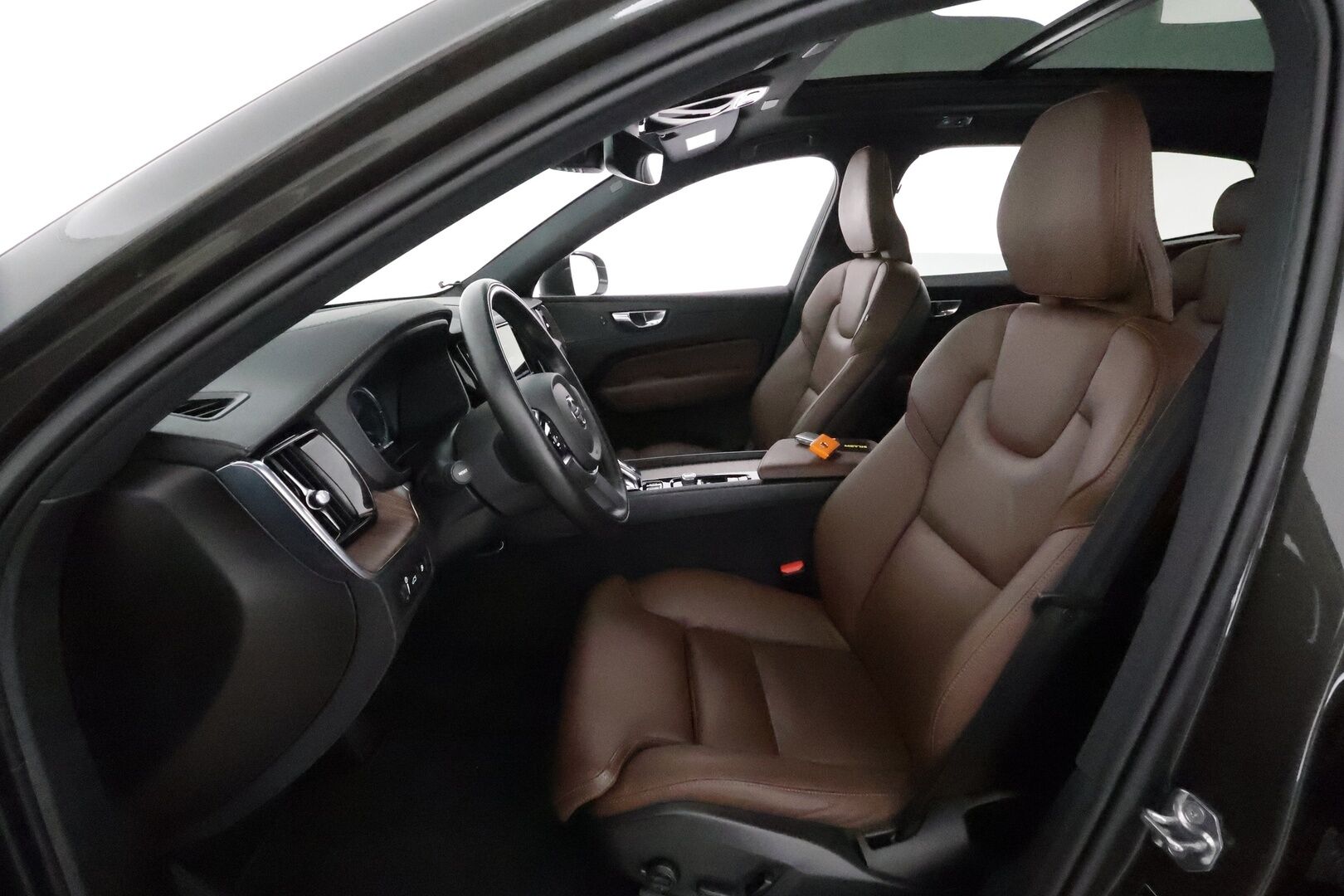 Volvo XC60 2021 T6 TwE AWD Business Inscription aut **Webasto / Koukku / ACC / H&K / Panorama / Full-LED / Sporttipenkki Muistilla** - 3,99 % KORKOTARJOUS TÄHÄN AUTOON - 1-om Suomi-auto / 2x Latauskaapelit / Kahdet Renkaat / **HYVILLÄ KAMOILLA**