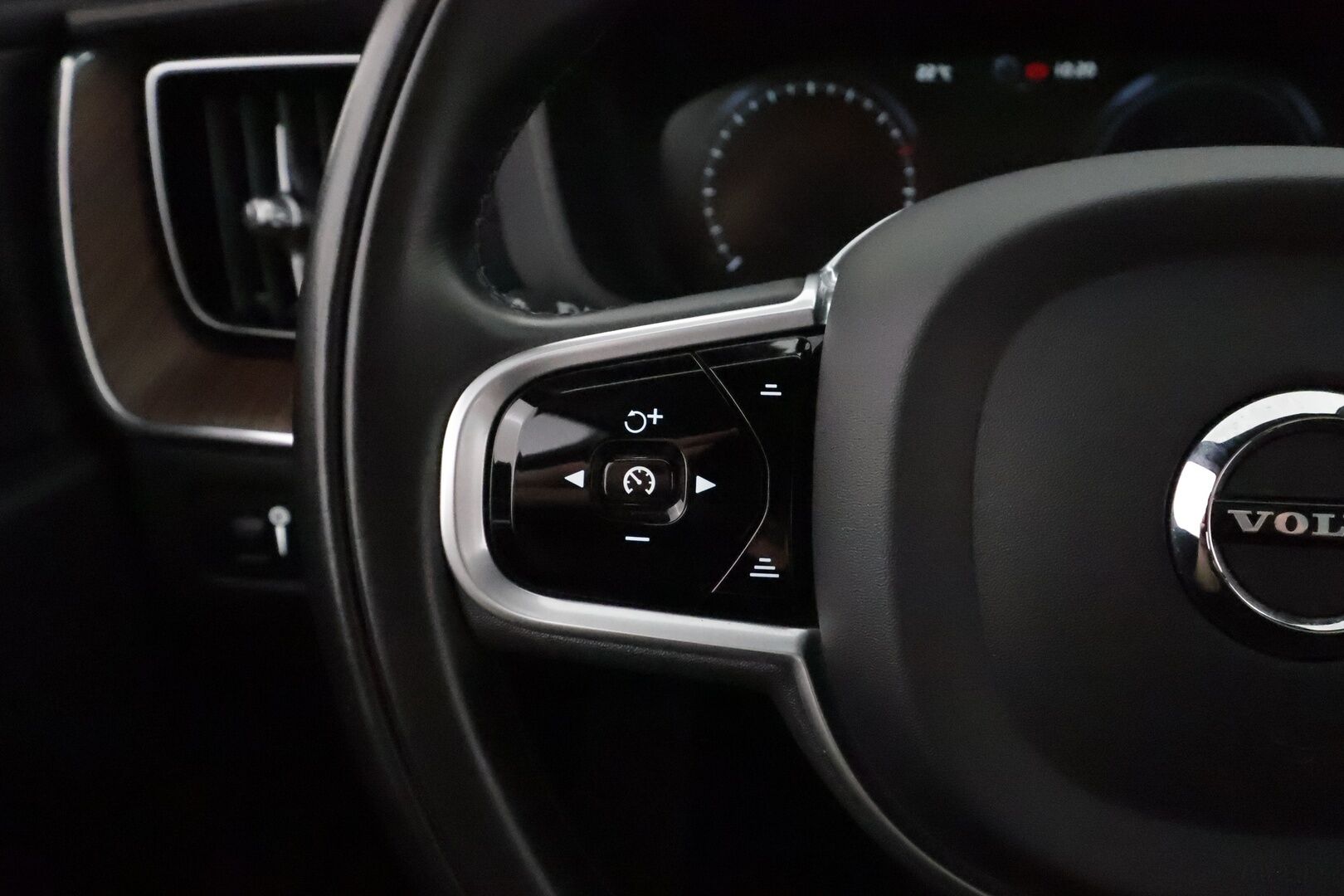 Volvo XC60 2021 T6 TwE AWD Business Inscription aut **Webasto / Koukku / ACC / H&K / Panorama / Full-LED / Sporttipenkki Muistilla** - 3,99 % KORKOTARJOUS TÄHÄN AUTOON - 1-om Suomi-auto / 2x Latauskaapelit / Kahdet Renkaat / **HYVILLÄ KAMOILLA**