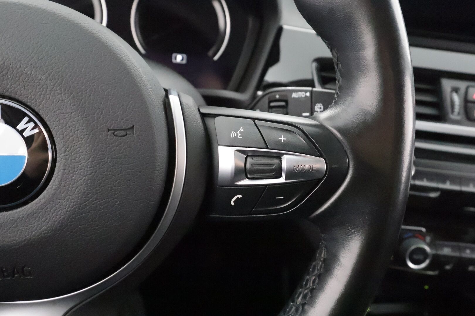 BMW X1 2021 F48 xDrive25e A Charged Edition Sport * ACC / HUD / Lisälämmitin / H/K / P.kamera / Sporttipenkit * - 1.Om Suomi-auto / Akku kuntotarkastettu SoH 90,2% / Kahdet Renkaat / 2x Lataus