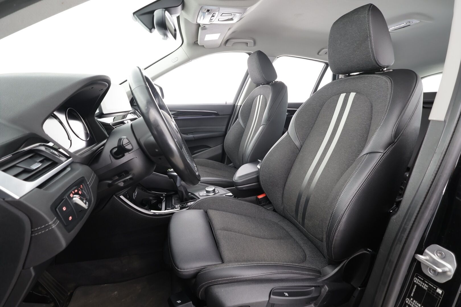 BMW X1 2021 F48 xDrive25e A Charged Edition Sport * ACC / HUD / Lisälämmitin / H/K / P.kamera / Sporttipenkit * - 1.Om Suomi-auto / Akku kuntotarkastettu SoH 90,2% / Kahdet Renkaat / 2x Lataus