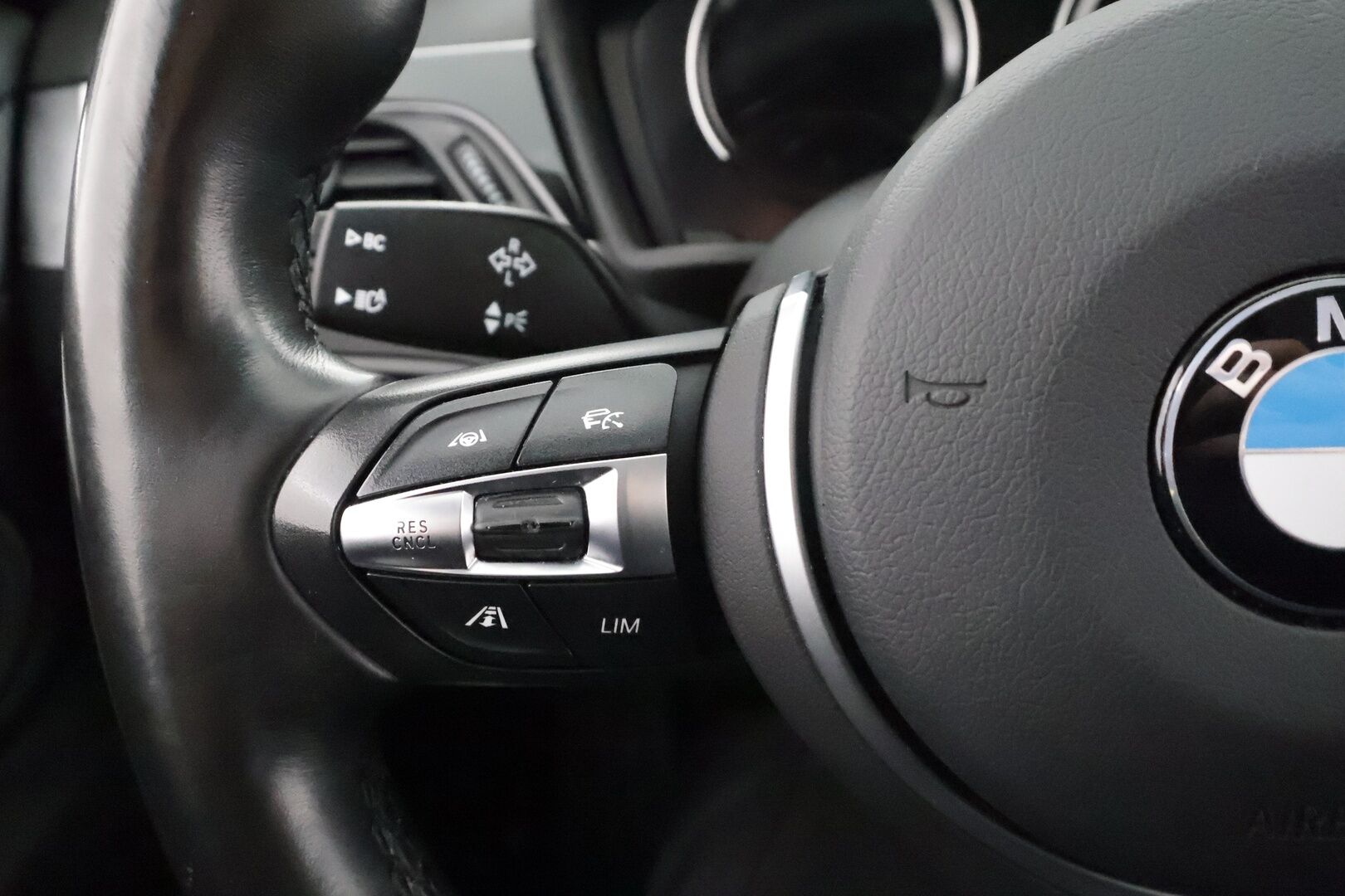 BMW X1 2021 F48 xDrive25e A Charged Edition Sport * ACC / HUD / Lisälämmitin / H/K / P.kamera / Sporttipenkit * - 1.Om Suomi-auto / Akku kuntotarkastettu SoH 90,2% / Kahdet Renkaat / 2x Lataus