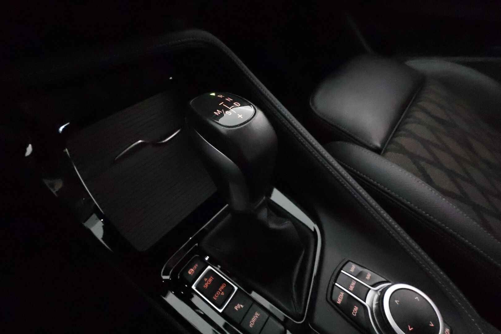 BMW X1 2021 F48 xDrive25e A Charged Edition xLine **HUD / LED-valot / P.Kamera / Navi / Sporttipenkit** - 1-om Suomi-auto / 2x Latauskaapelit / Kahdet Renkaat / Merkkihuolletu!