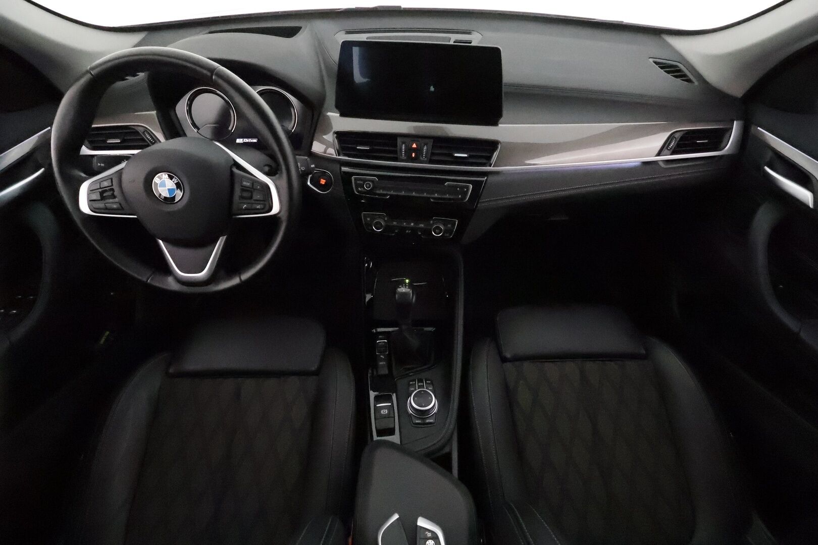 BMW X1 2021 F48 xDrive25e A Charged Edition xLine **HUD / LED-valot / P.Kamera / Navi / Sporttipenkit** - 1-om Suomi-auto / 2x Latauskaapelit / Kahdet Renkaat / Merkkihuolletu!