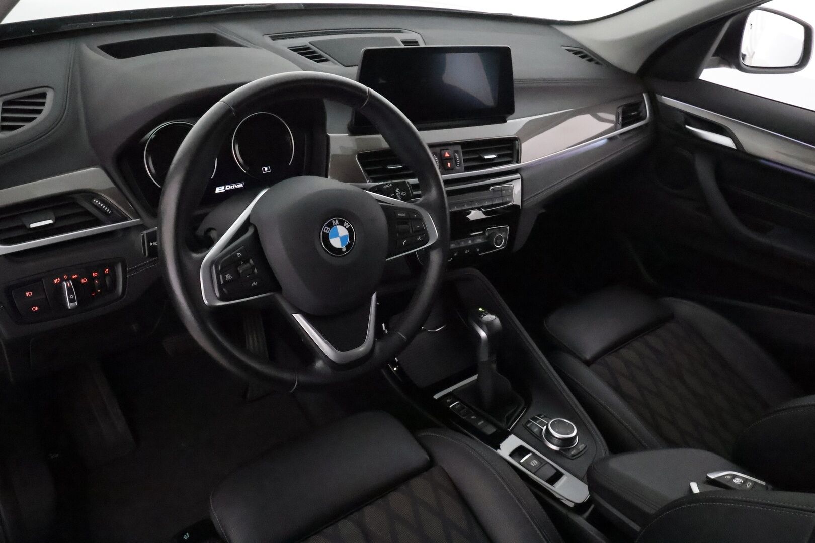 BMW X1 2021 F48 xDrive25e A Charged Edition xLine **HUD / LED-valot / P.Kamera / Navi / Sporttipenkit** - 1-om Suomi-auto / 2x Latauskaapelit / Kahdet Renkaat / Merkkihuolletu!