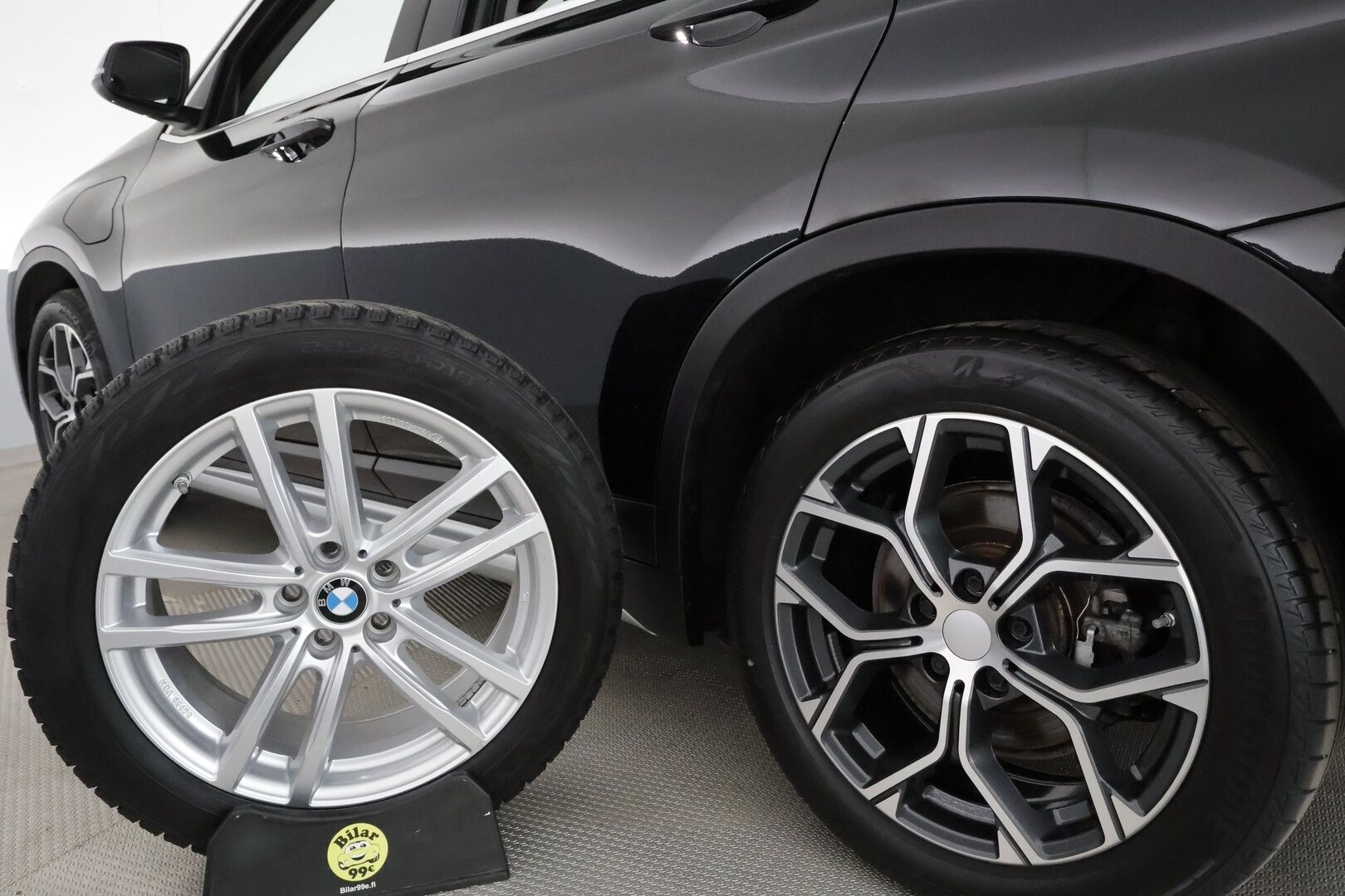 BMW X1 2021 F48 xDrive25e A Charged Edition xLine **HUD / LED-valot / P.Kamera / Navi / Sporttipenkit** - 1-om Suomi-auto / 2x Latauskaapelit / Kahdet Renkaat / Merkkihuolletu!