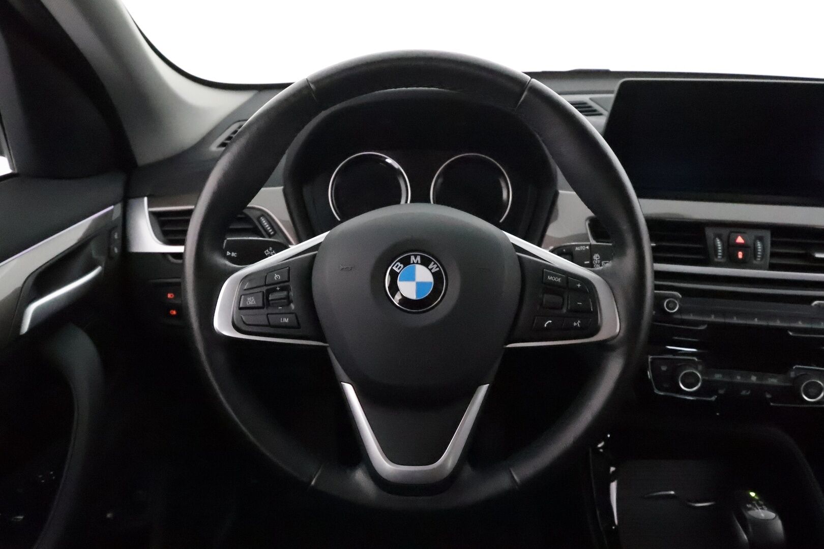 BMW X1 2021 F48 xDrive25e A Charged Edition xLine **HUD / LED-valot / P.Kamera / Navi / Sporttipenkit** - 1-om Suomi-auto / 2x Latauskaapelit / Kahdet Renkaat / Merkkihuolletu!