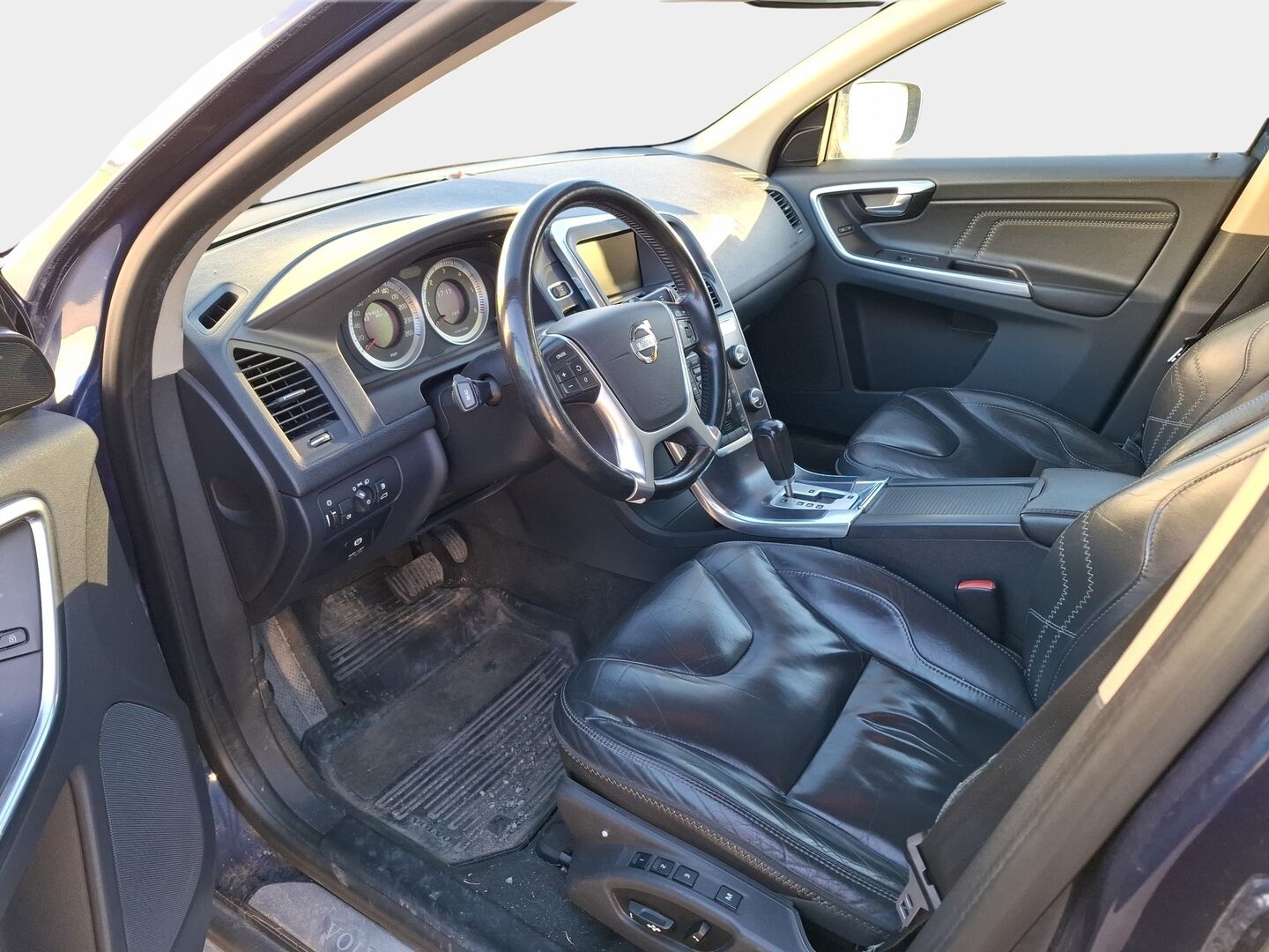 Volvo XC60 2011 D5 AWD Ocean Race aut / Webasto / Xenon / Koukku / Muistipenkki / Nahkasisusta / P.tutka - Lisävalo / Hihna tehty / 2x alumiinivanteet hyvillä renkailla!