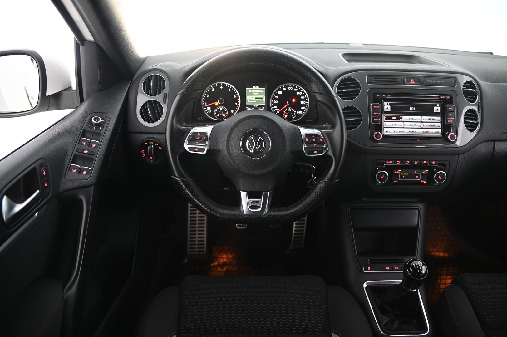 Volkswagen Tiguan 2014 1.4TSI 4Motion R-Line *Koukku / Webasto / Vakkari / P.Kamera * - Juuri huollettu!  / 2x renkaat