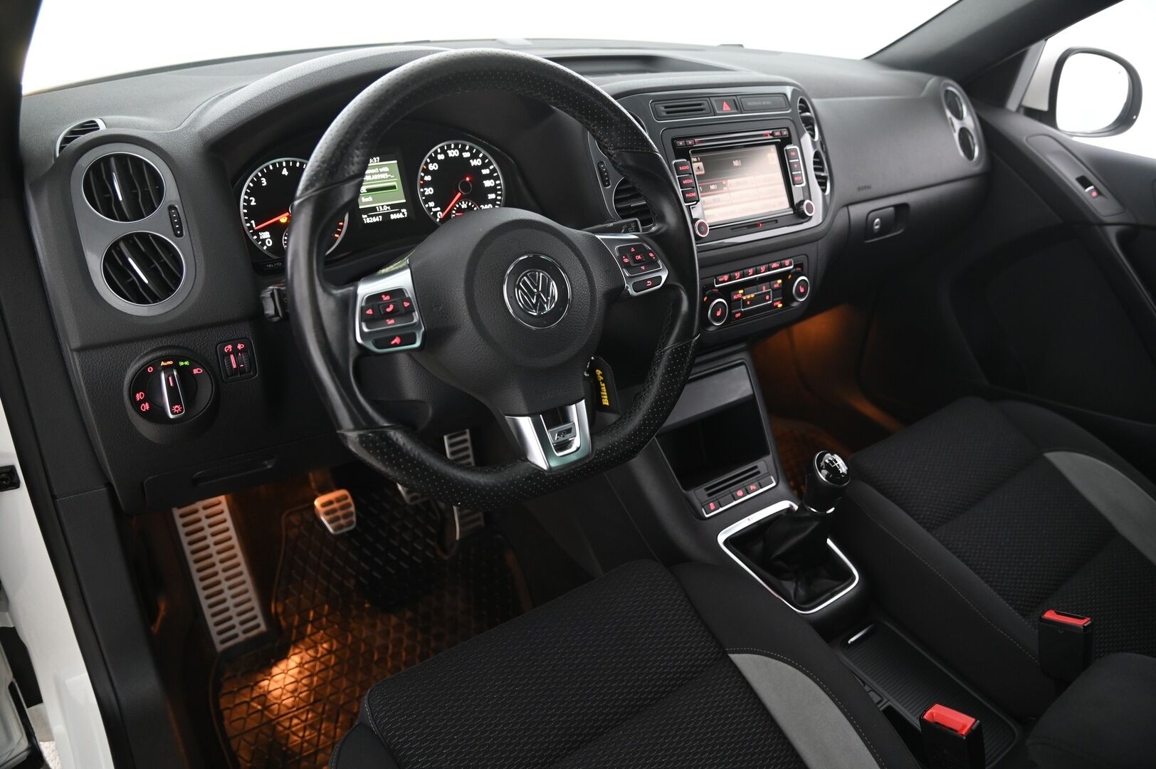 Volkswagen Tiguan 2014 1.4TSI 4Motion R-Line *Koukku / Webasto / Vakkari / P.Kamera * - Juuri huollettu!  / 2x renkaat