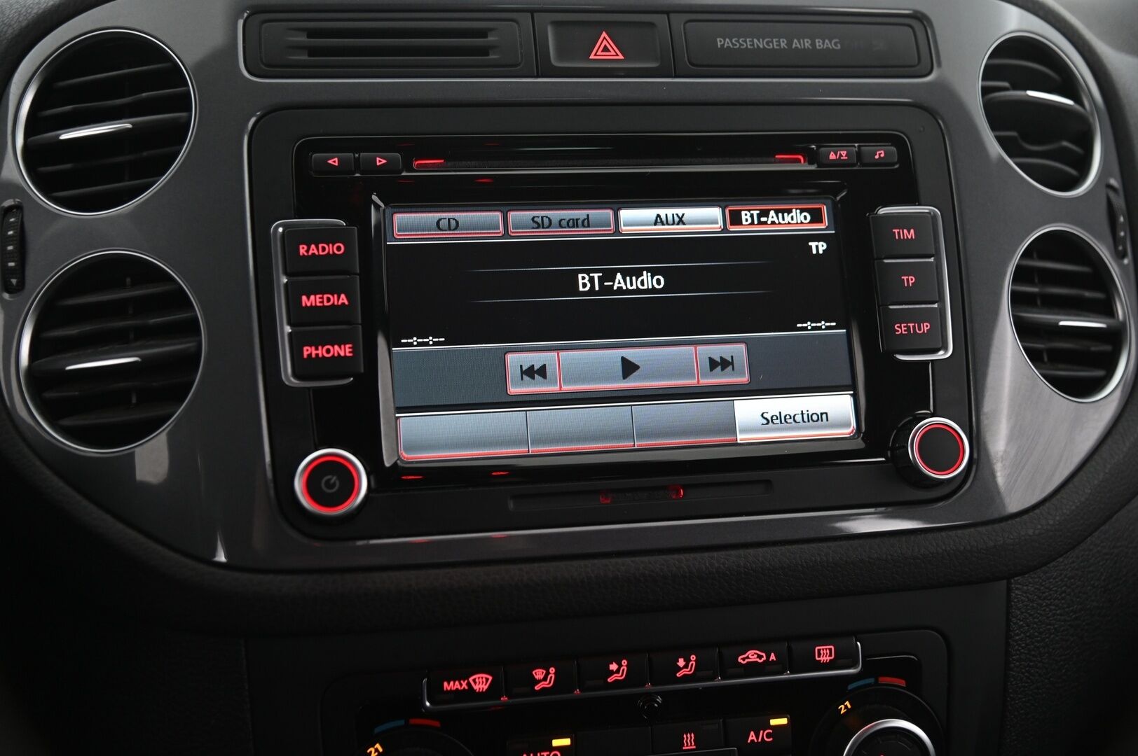Volkswagen Tiguan 2014 1.4TSI 4Motion R-Line *Koukku / Webasto / Vakkari / P.Kamera * - Juuri huollettu!  / 2x renkaat