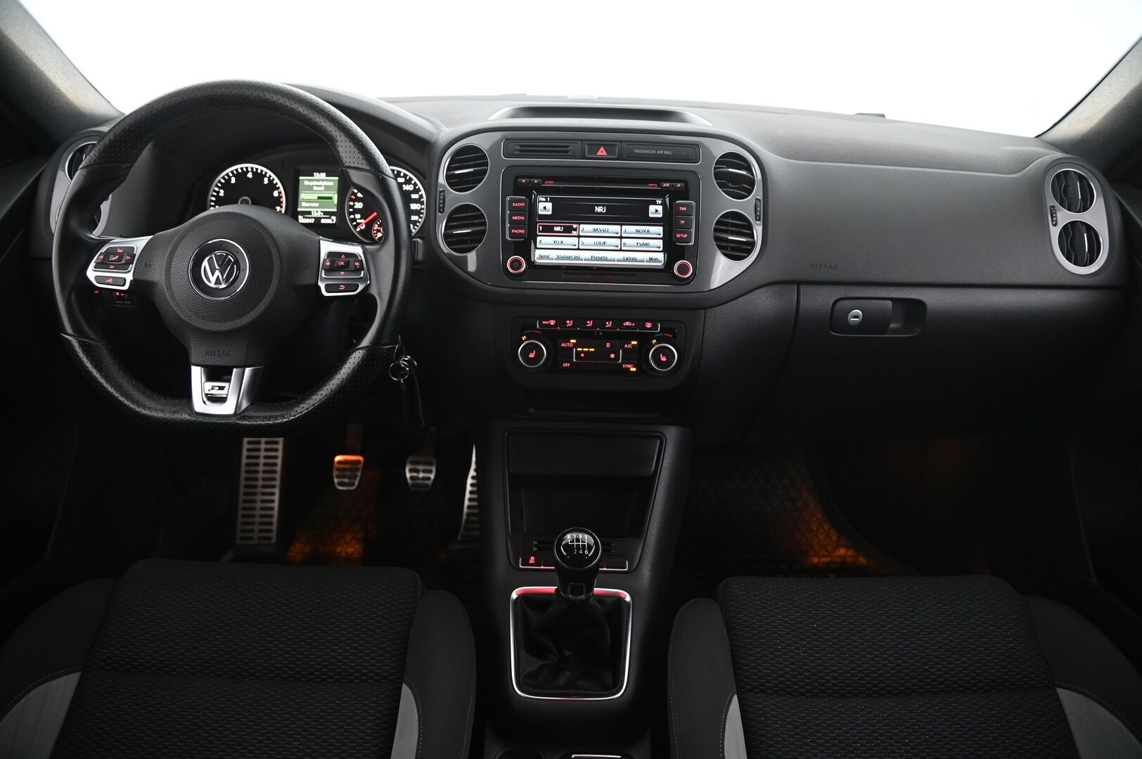 Volkswagen Tiguan 2014 1.4TSI 4Motion R-Line *Koukku / Webasto / Vakkari / P.Kamera * - Juuri huollettu!  / 2x renkaat
