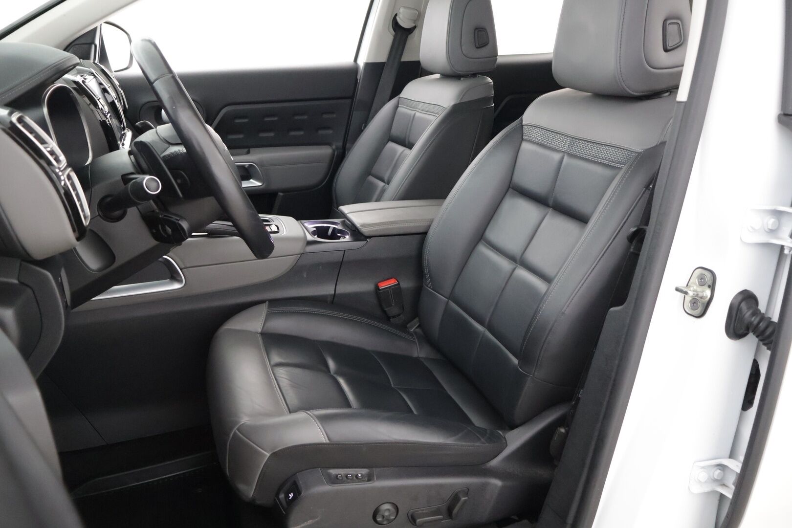 Citroen C5 Aircross 2021 Plug-in Hybrid 225 Shine Launch Edition *Adapti vakkari / Hierovat sähkösäätöiset nahkaistuimet / 360-kamera / Panorama* - Kahdet renkaat vanteineen / Juuri huollettu / Uudet kesärenkaat / Sähkötoiminen takaluukku / ISOFIX 3 kpl - Osta nyt, maksa vasta ensi vuonna