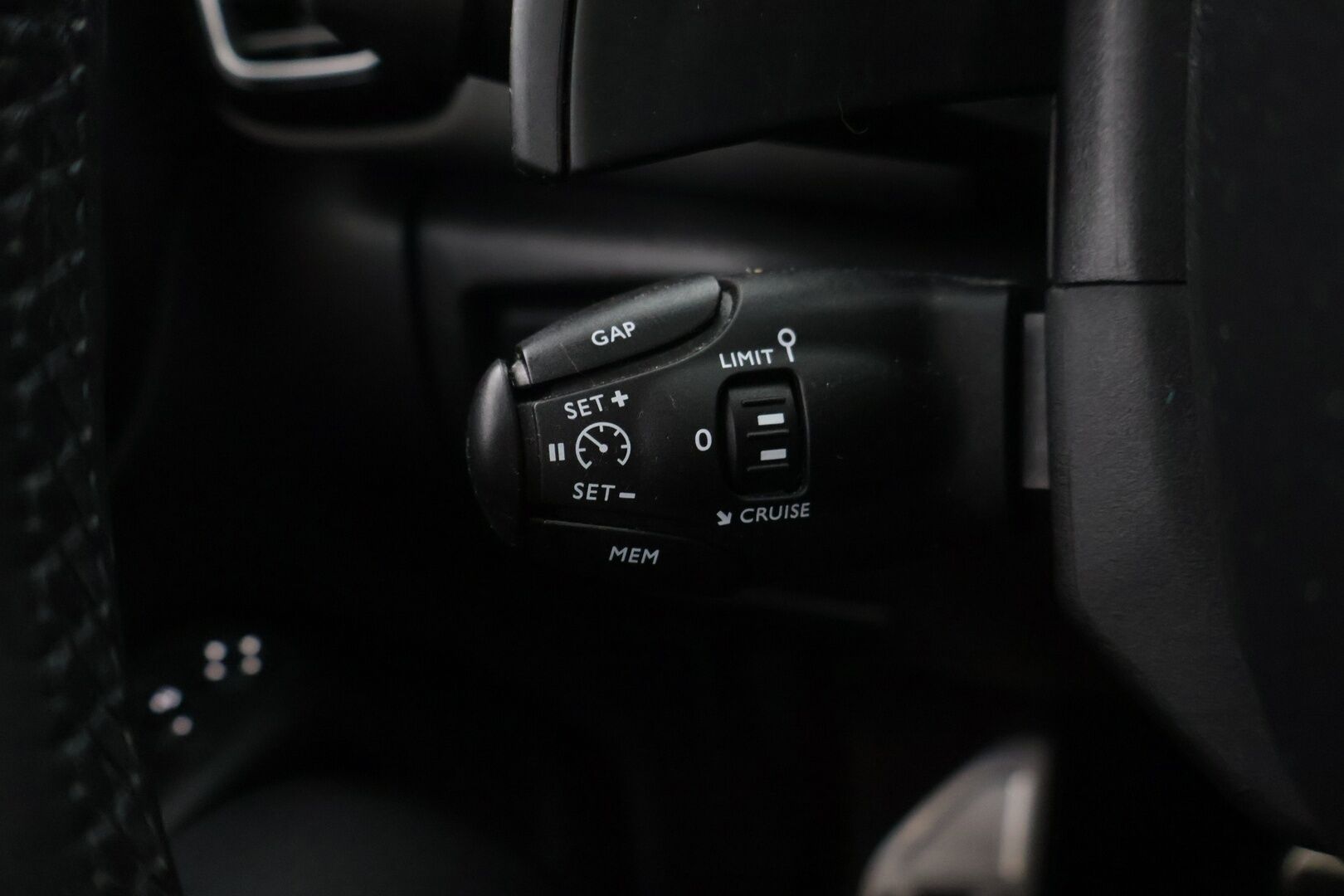 Citroen C5 Aircross 2021 Plug-in Hybrid 225 Shine Launch Edition *Adapti vakkari / Hierovat sähkösäätöiset nahkaistuimet / 360-kamera / Panorama* - Kahdet renkaat vanteineen / Juuri huollettu / Uudet kesärenkaat / Sähkötoiminen takaluukku / ISOFIX 3 kpl - Osta nyt, maksa vasta ensi vuonna