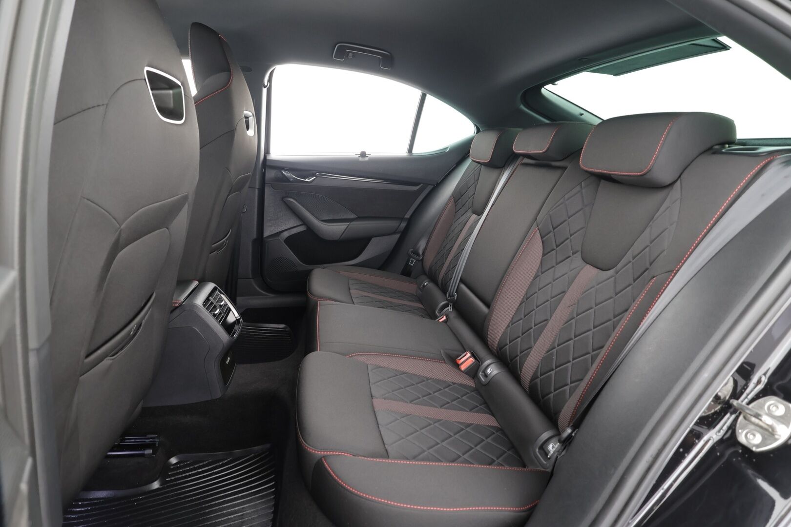 Skoda Octavia 2021 1,4 TSI PHEV RS iV DSG * Webasto / ACC / Matrix / P.kamera / Navi / Kaistavahti / Keyless * - Suomi-auto / Kahdet renkaat aluvanteilla / 2x Latauskaapelit 