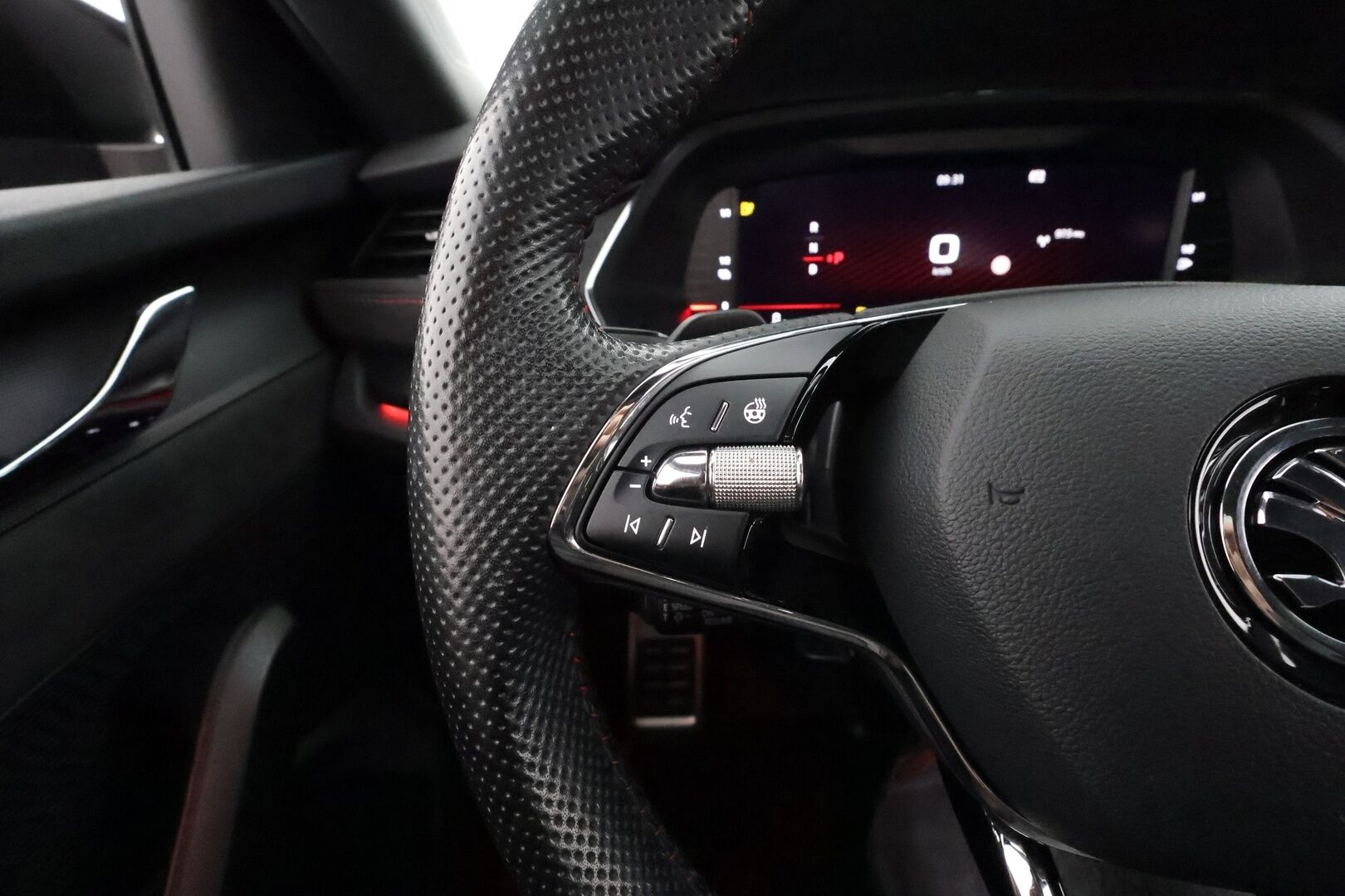 Skoda Octavia 2021 1,4 TSI PHEV RS iV DSG * Webasto / ACC / Matrix / P.kamera / Navi / Kaistavahti / Keyless * - Suomi-auto / Kahdet renkaat aluvanteilla / 2x Latauskaapelit - HULLUT AVAJAISHULINAT KORKOTARJOUS 3,29 %