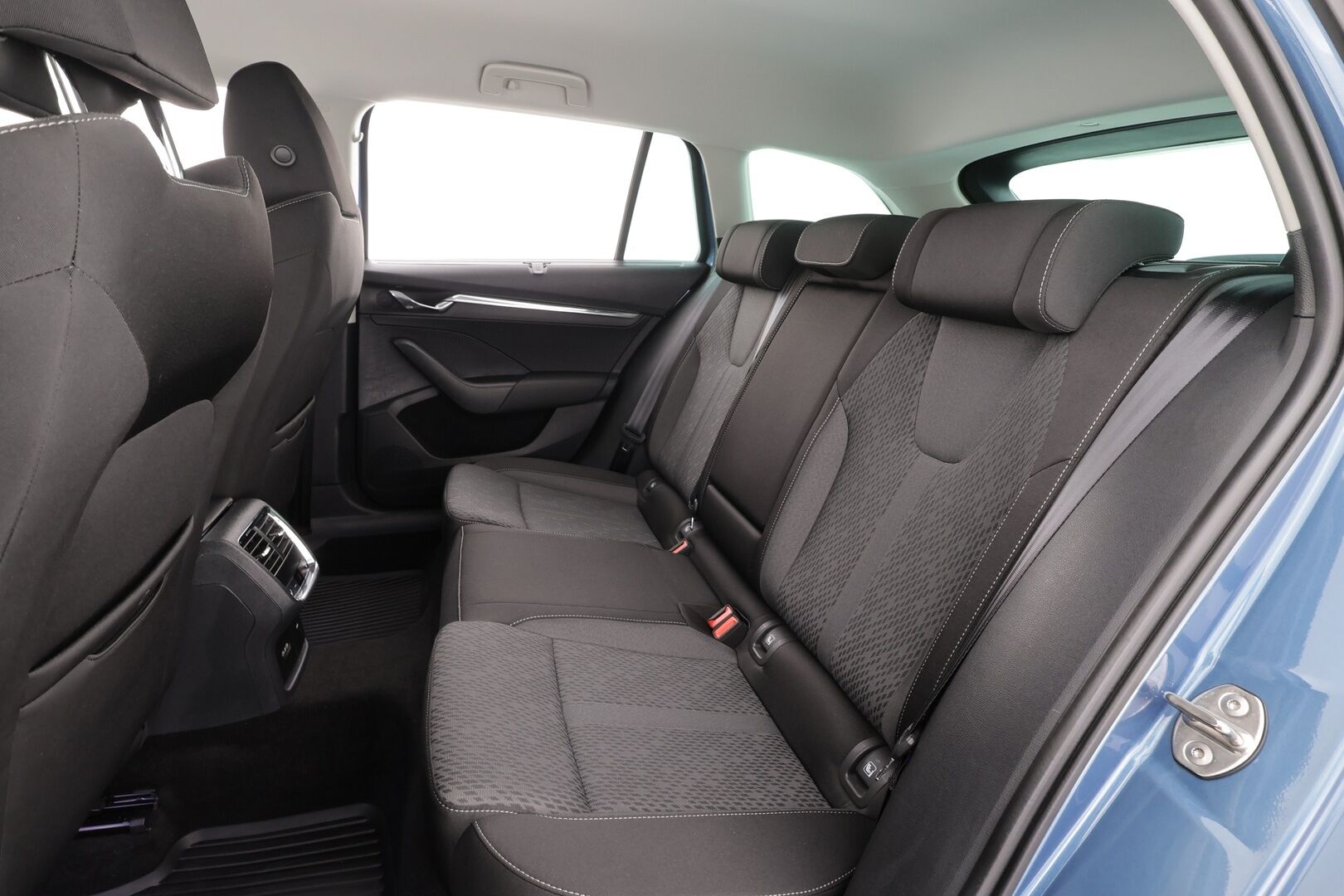 Skoda Octavia 2021 Combi 1,5 TSI Style eTEC DSG * ACC / HUD / Webasto / Matrix LED / P.kamera / Navi / Digimittaristo / Sähköluukku * - Suomi-auto / Kahdet renkaat aluvanteilla / Merkkihuollettu