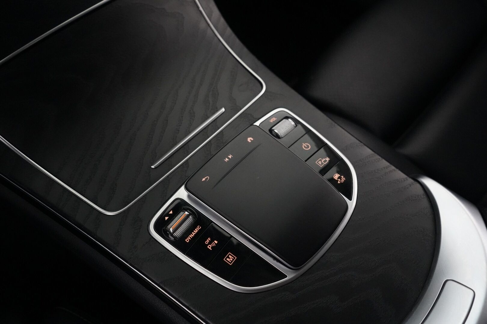 Mercedes-Benz GLC 2021 300 e 4MATIC A Business EQ Power - Distronic | HUD | Nahkasisusta | Vetokoukku | Peruutuskamera | Osittain sähkösäätöiset etuistuimet | Astinlaudat | Kahdet renkaat vanteineen | SoH 84.2% - KORKO VAIN 3,99 %