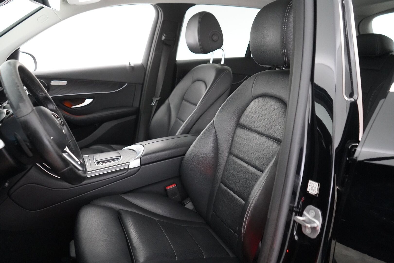 Mercedes-Benz GLC 2021 300 e 4MATIC A Business EQ Power - Distronic | HUD | Nahkasisusta | Vetokoukku | Peruutuskamera | Osittain sähkösäätöiset etuistuimet | Astinlaudat | Kahdet renkaat vanteineen | SoH 84.2% - KORKO VAIN 3,99 %