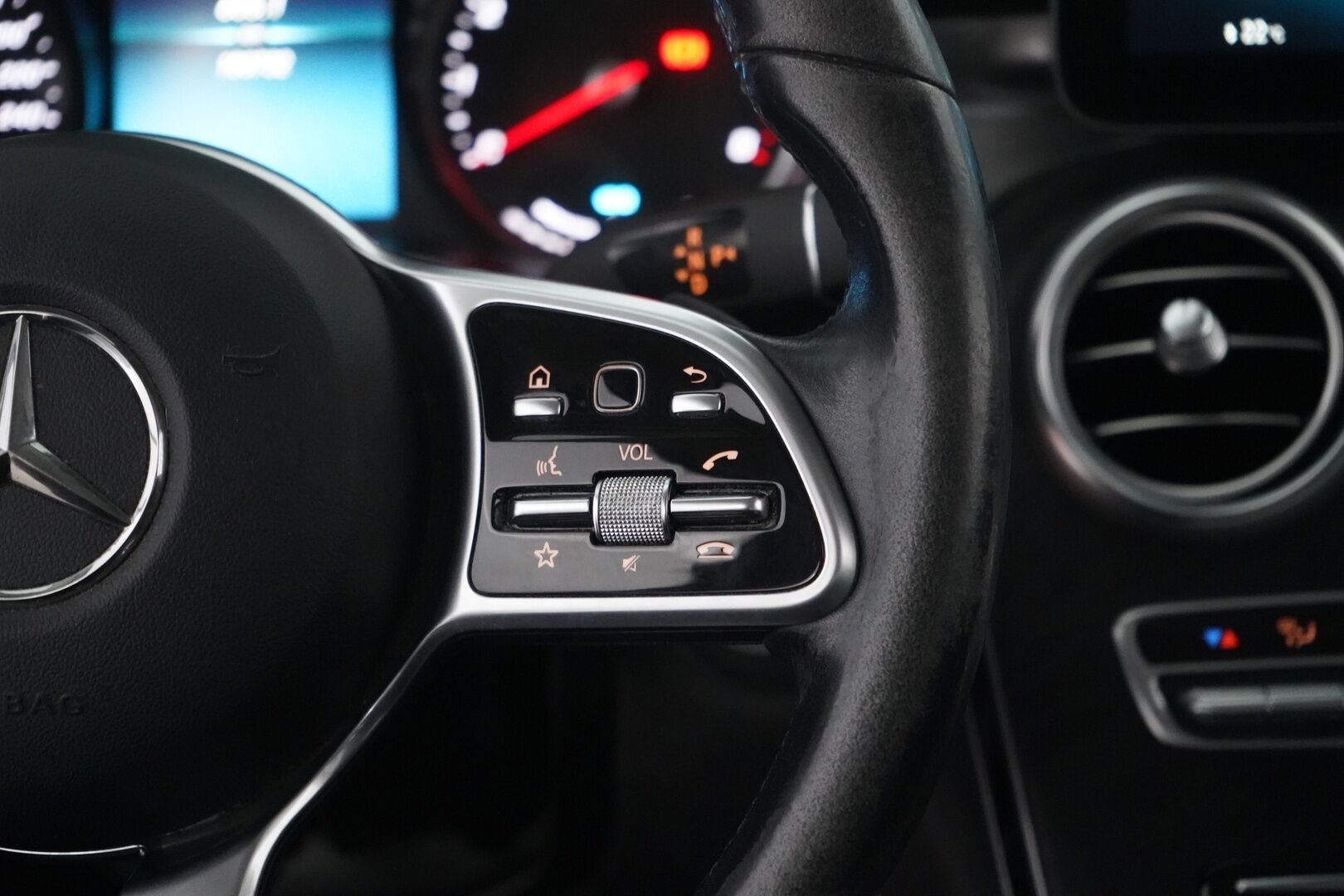 Mercedes-Benz GLC 2021 300 e 4MATIC A Business EQ Power - Distronic | HUD | Nahkasisusta | Vetokoukku | Peruutuskamera | Osittain sähkösäätöiset etuistuimet | Astinlaudat | Kahdet renkaat vanteineen | SoH 84.2% - KORKO VAIN 3,99 %