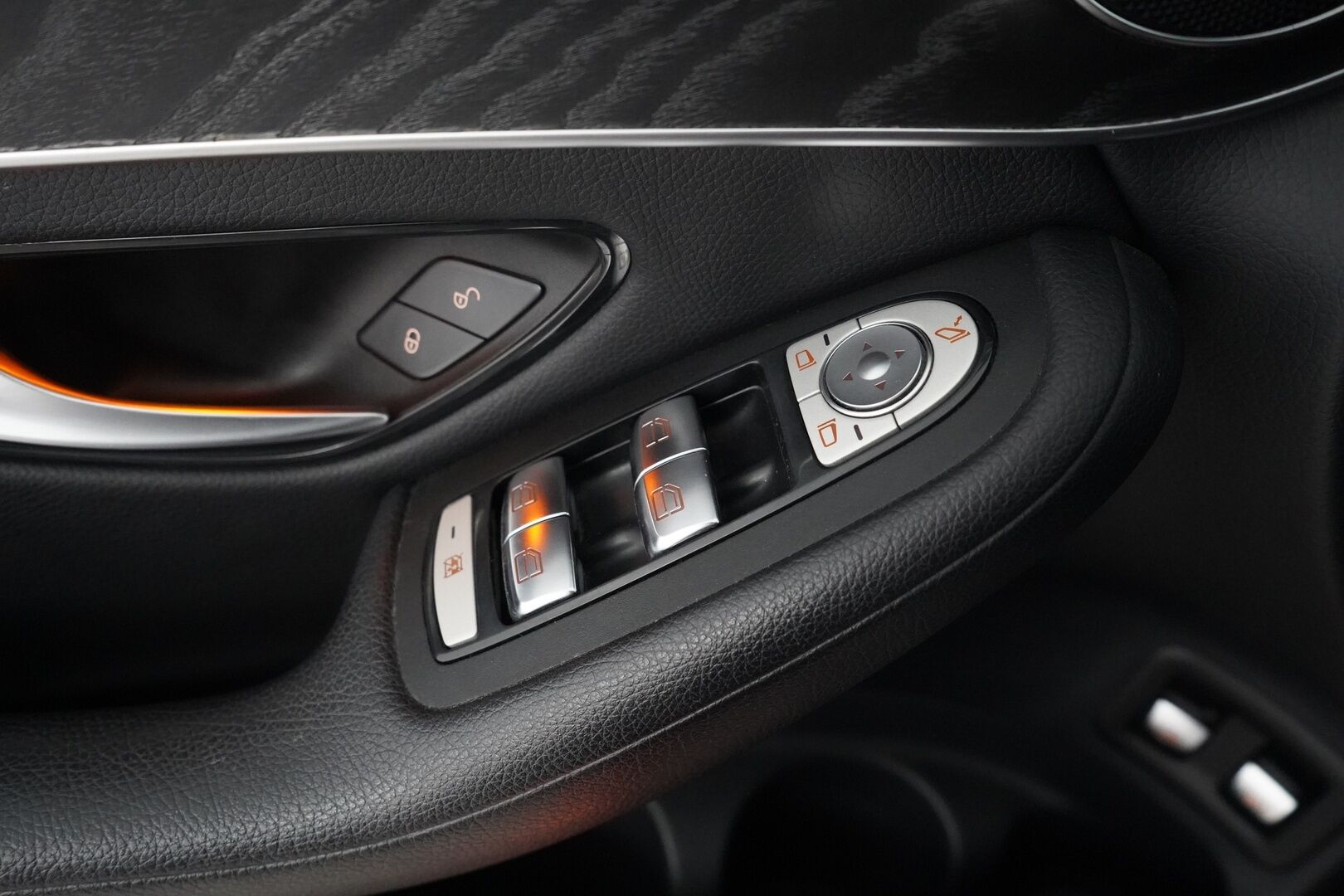 Mercedes-Benz GLC 2021 300 e 4MATIC A Business EQ Power - Distronic | HUD | Nahkasisusta | Vetokoukku | Peruutuskamera | Osittain sähkösäätöiset etuistuimet | Astinlaudat | Kahdet renkaat vanteineen | SoH 84.2% - KORKO VAIN 3,99 %
