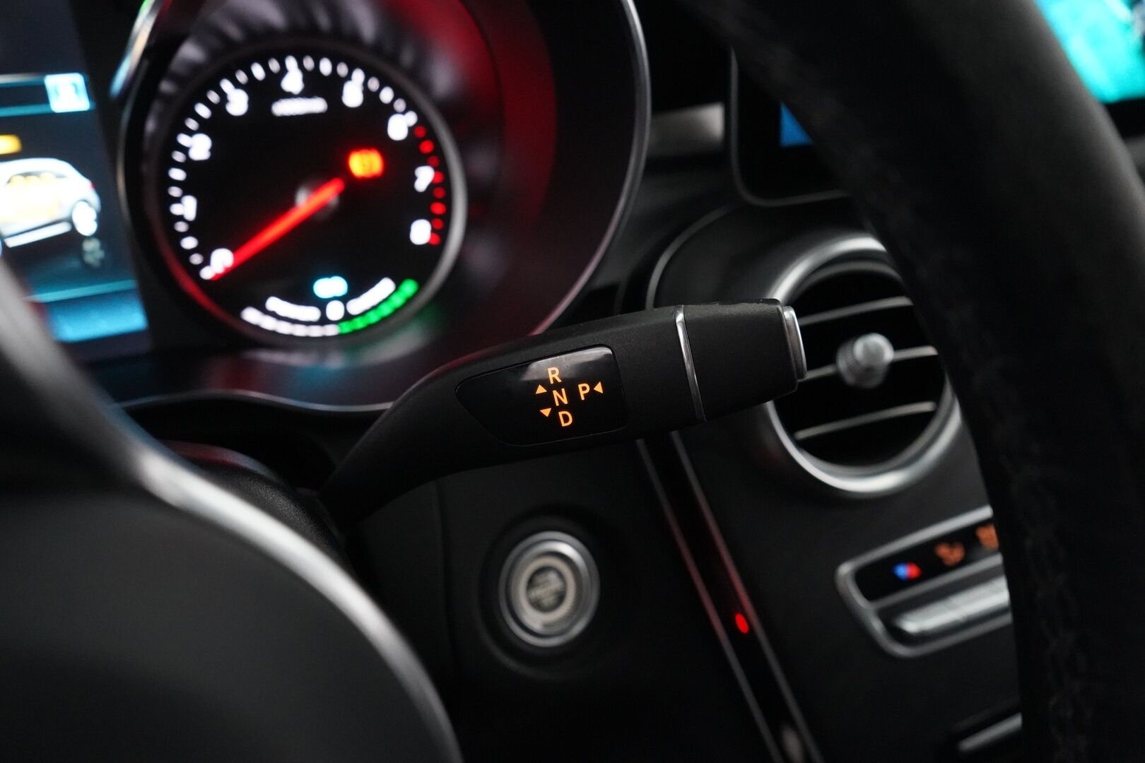 Mercedes-Benz GLC 2021 300 e 4MATIC A Business EQ Power - Distronic | HUD | Nahkasisusta | Vetokoukku | Peruutuskamera | Osittain sähkösäätöiset etuistuimet | Astinlaudat | Kahdet renkaat vanteineen | SoH 84.2% - KORKO VAIN 3,99 %