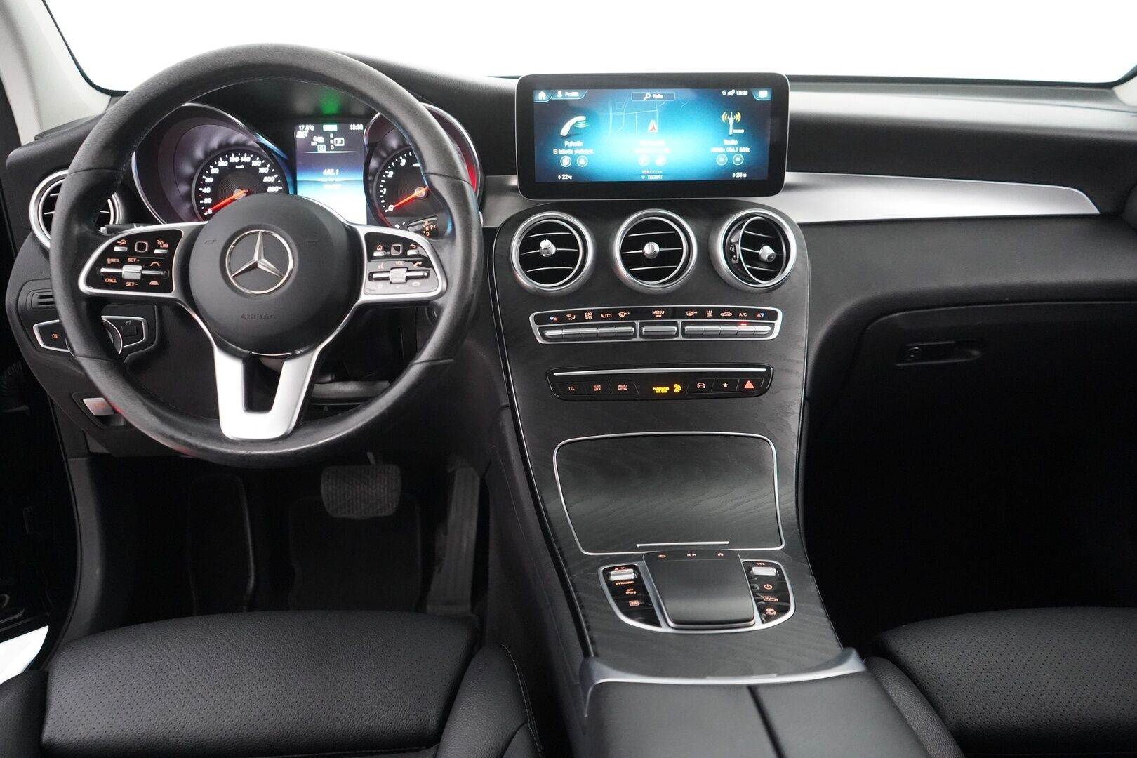 Mercedes-Benz GLC 2021 300 e 4MATIC A Business EQ Power - Distronic | HUD | Nahkasisusta | Vetokoukku | Peruutuskamera | Osittain sähkösäätöiset etuistuimet | Astinlaudat | Kahdet renkaat vanteineen | SoH 84.2% - KORKO VAIN 3,99 %